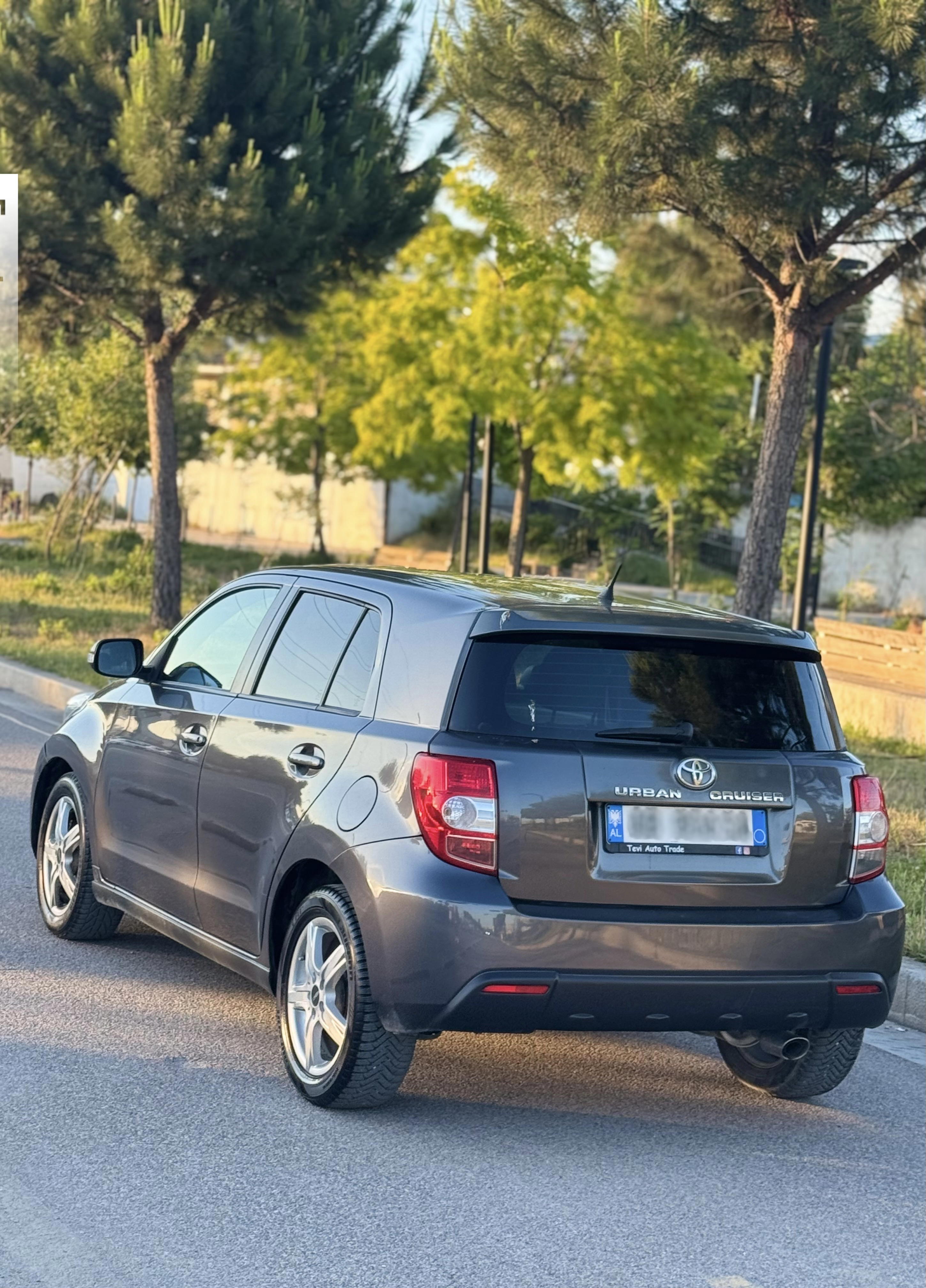 Toyota C-HR - side view