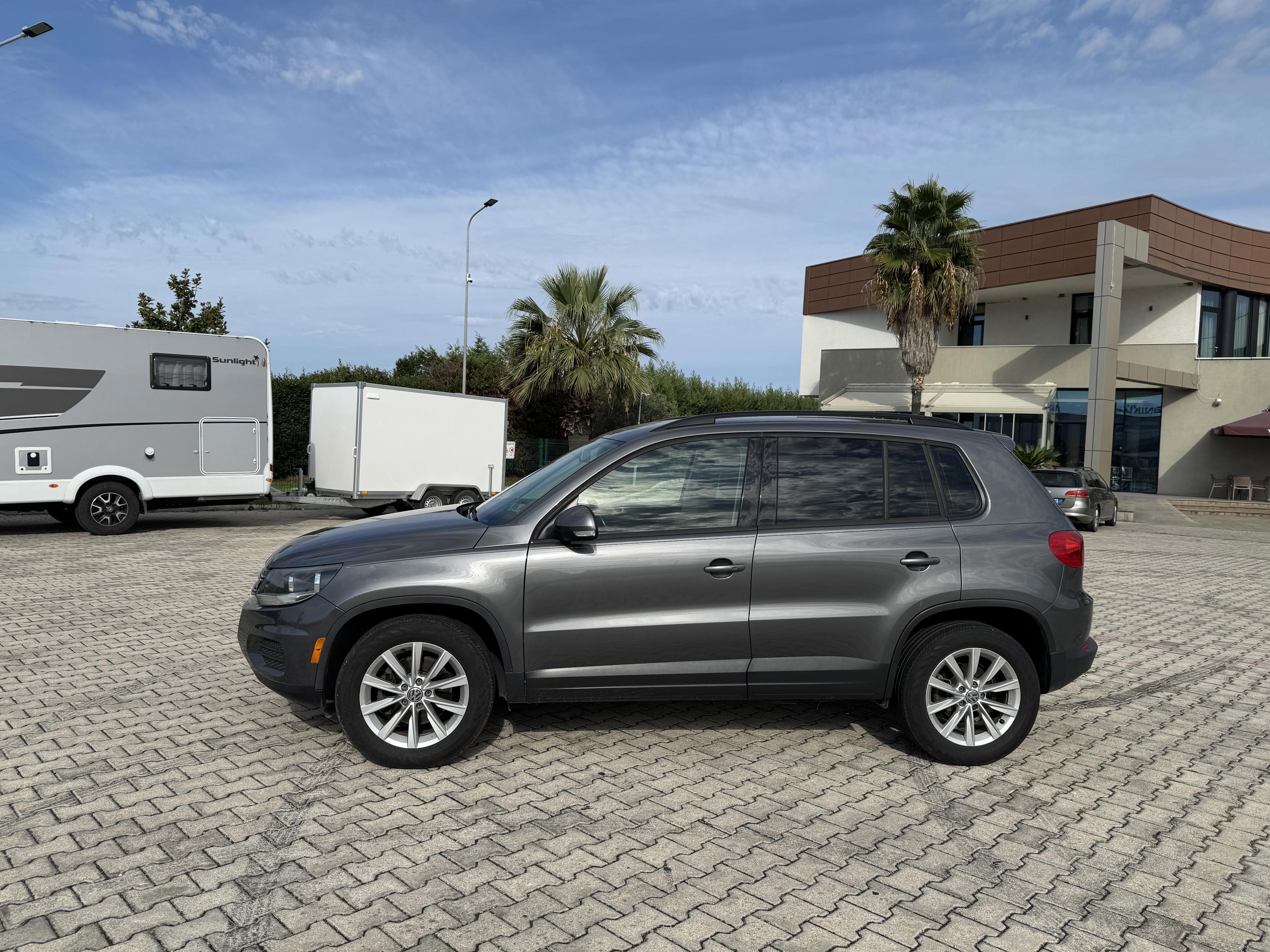 Volkswagen Tiguan - side view