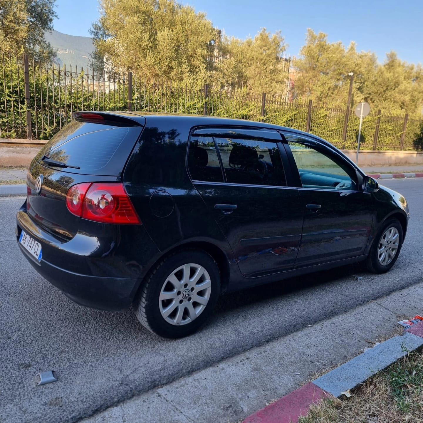 Volkswagen Golf - side view