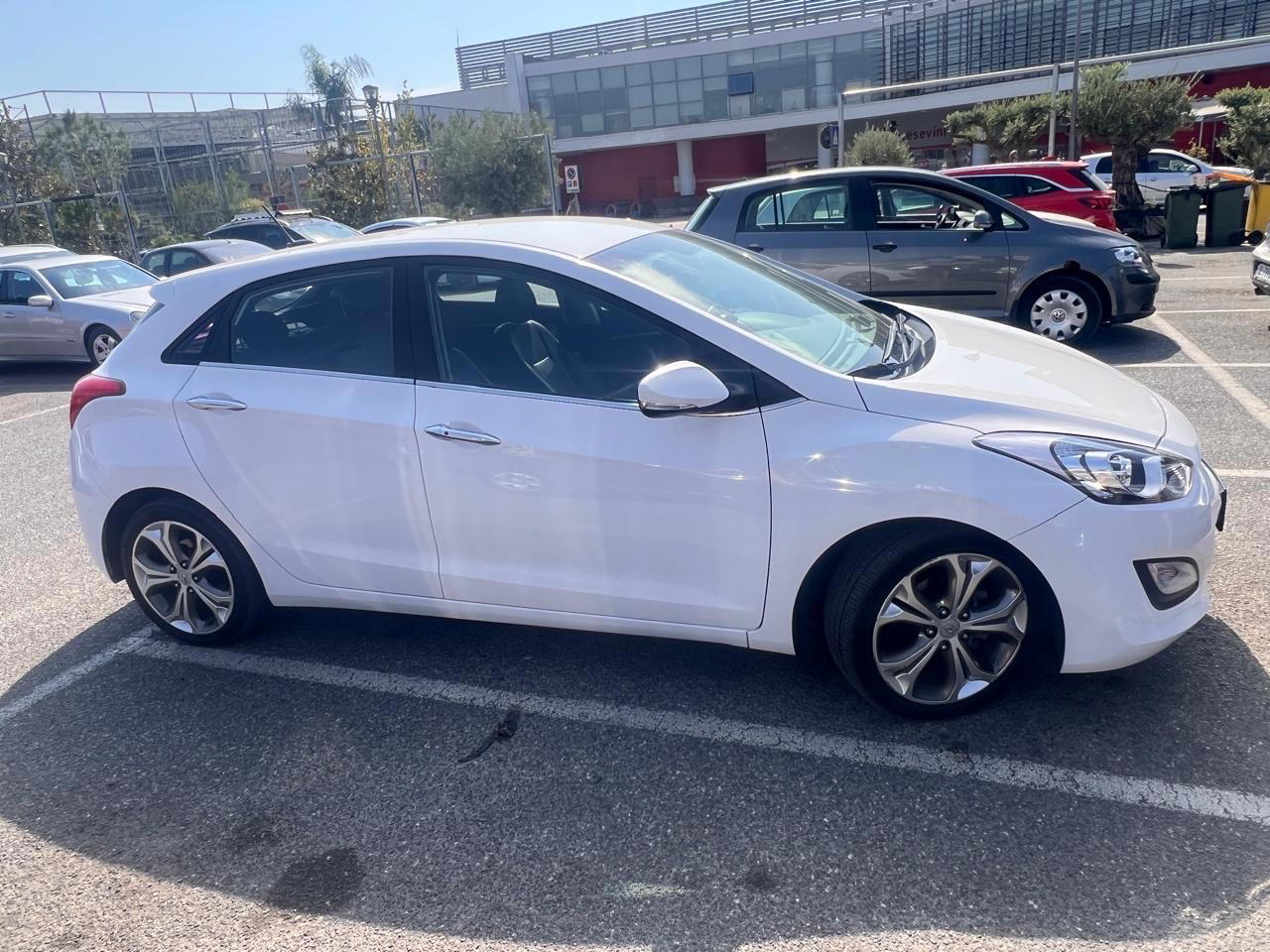 Hyundai I30 - side view