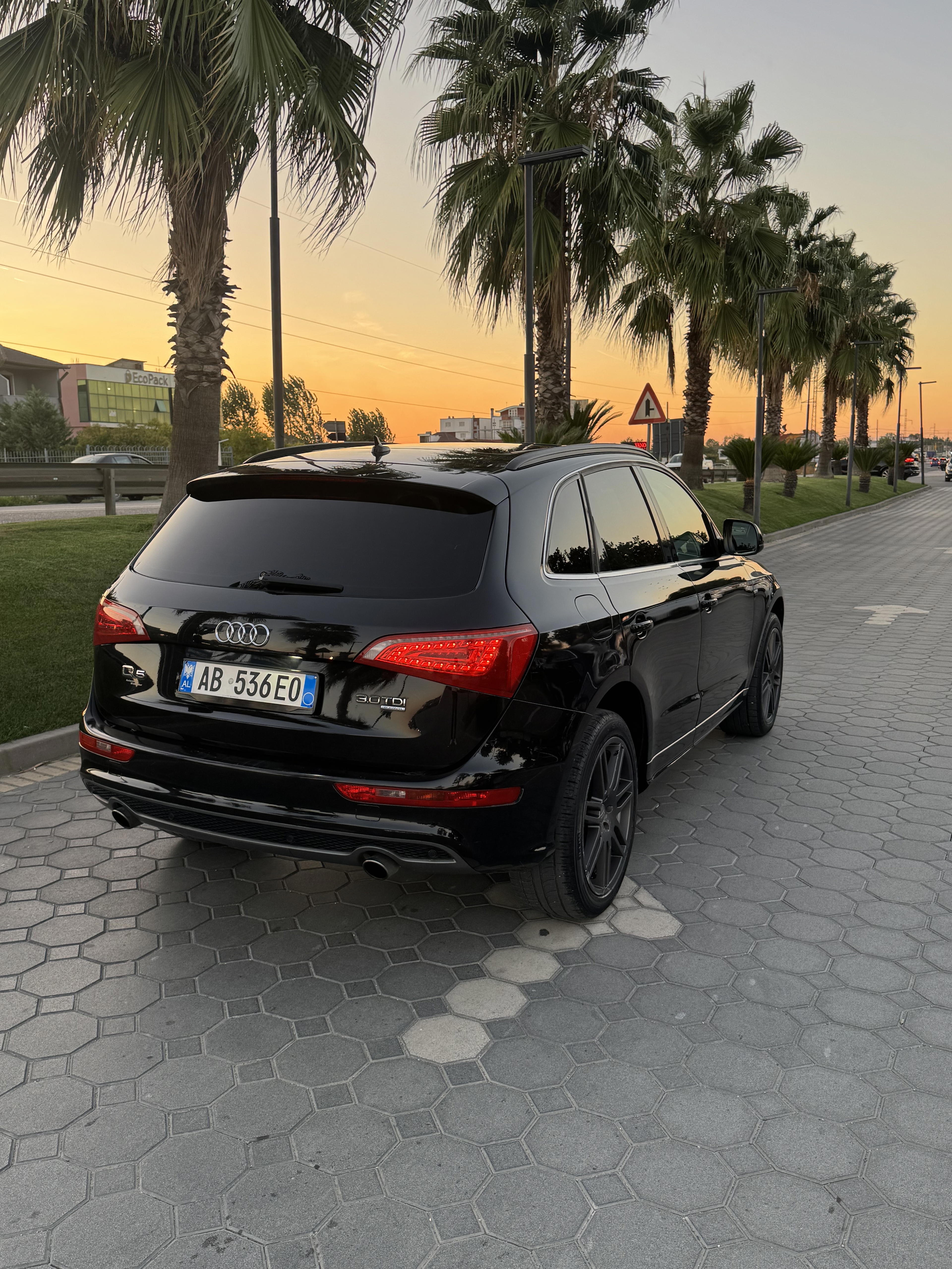 Audi Q5 - side view