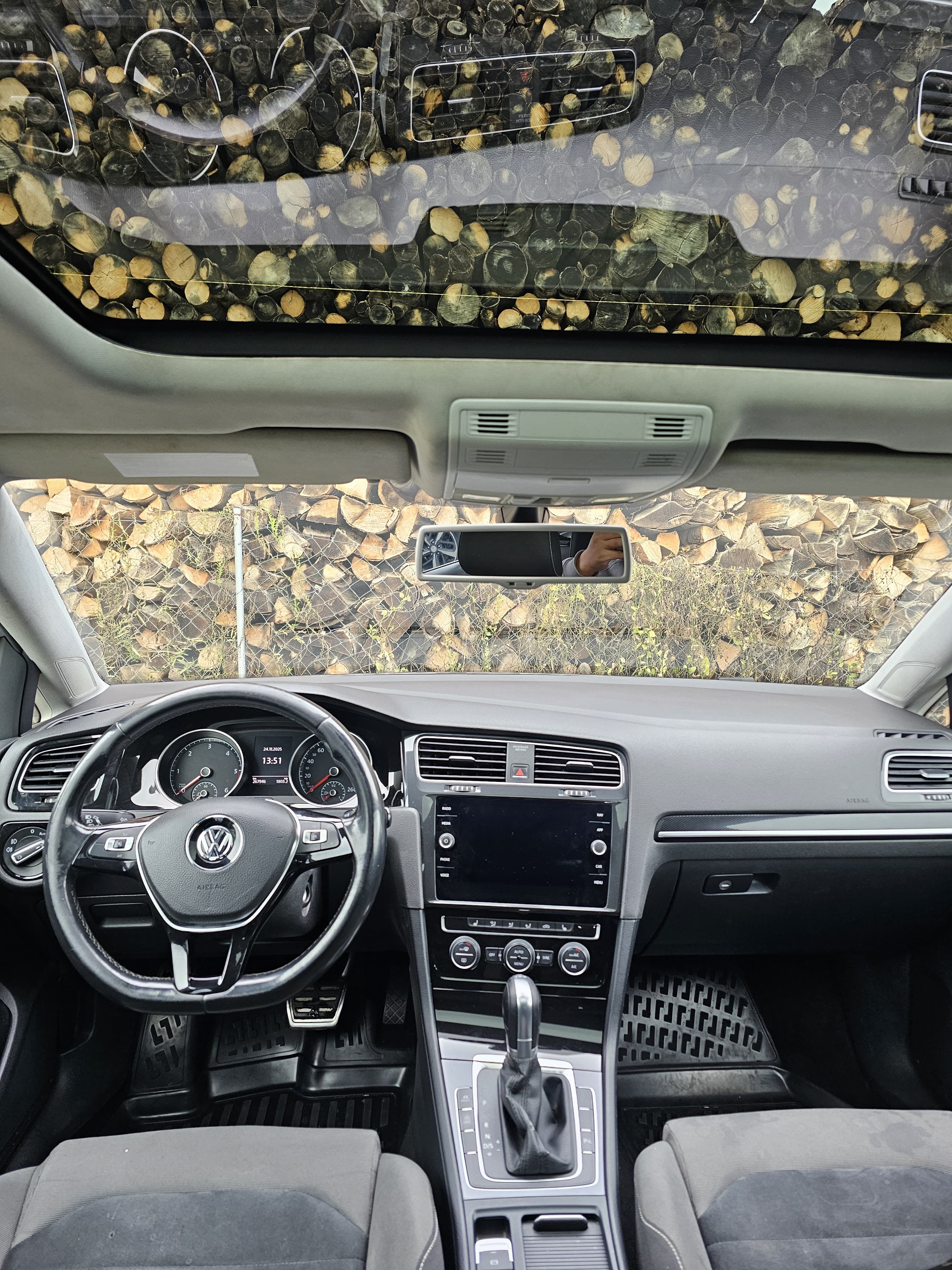 Volkswagen Golf - side view