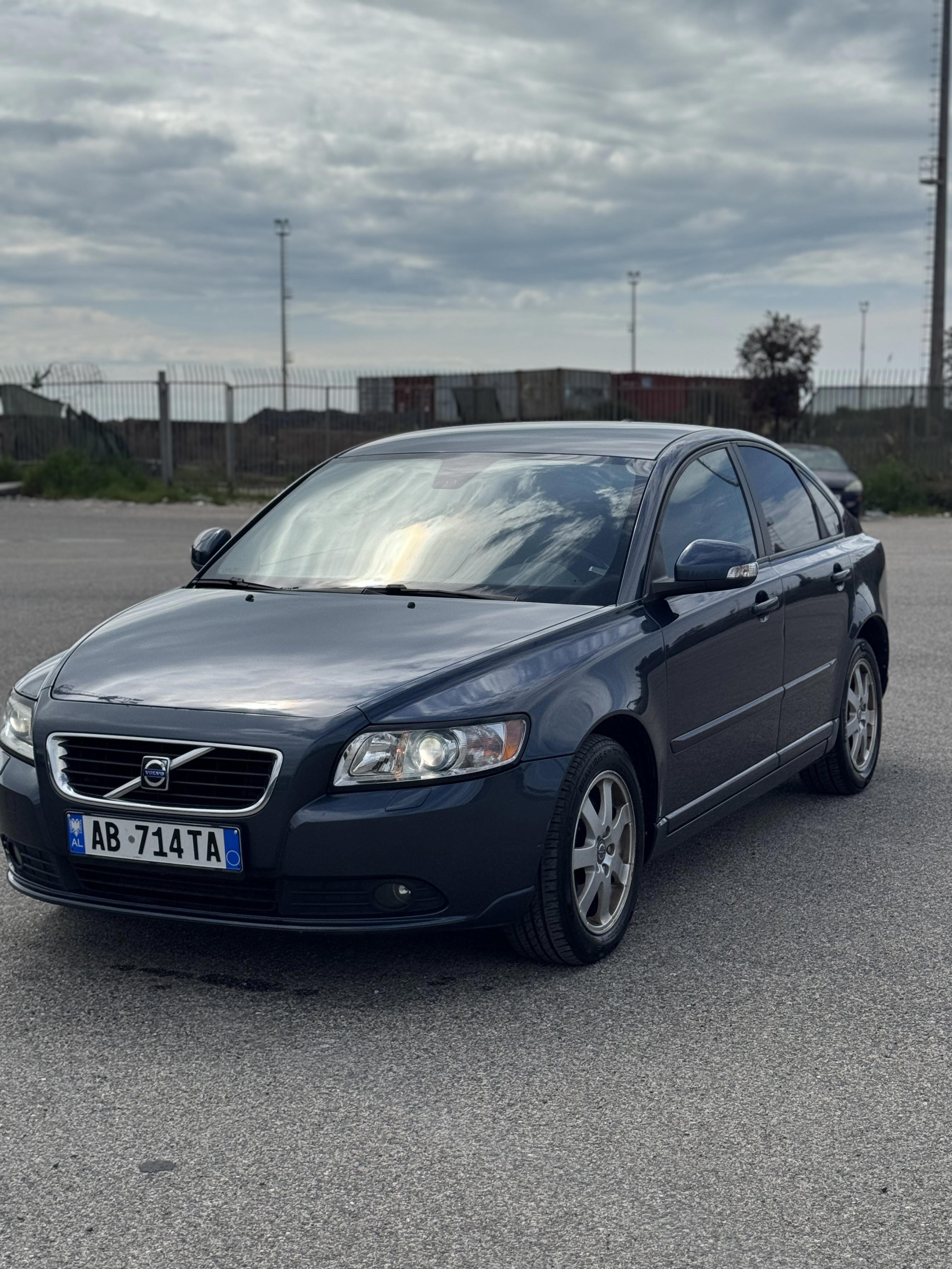 Volvo S40 - side view