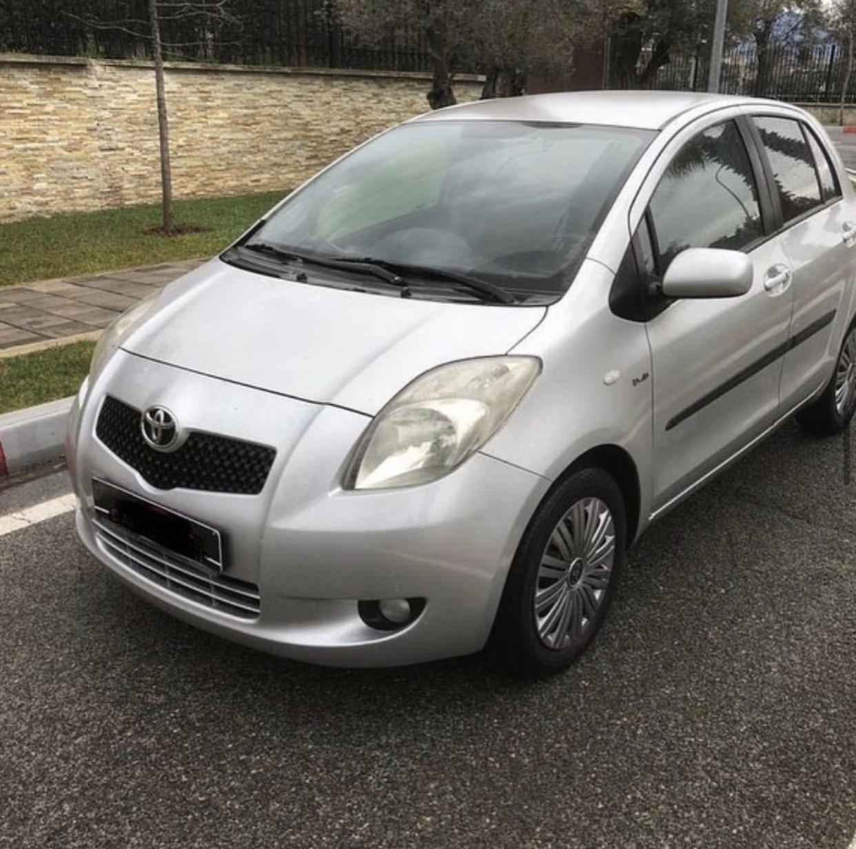 Toyota Yaris - side view