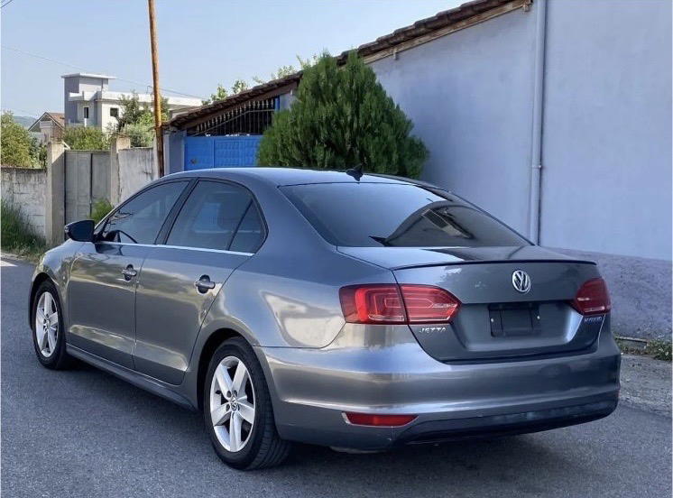 Volkswagen Jetta - side view