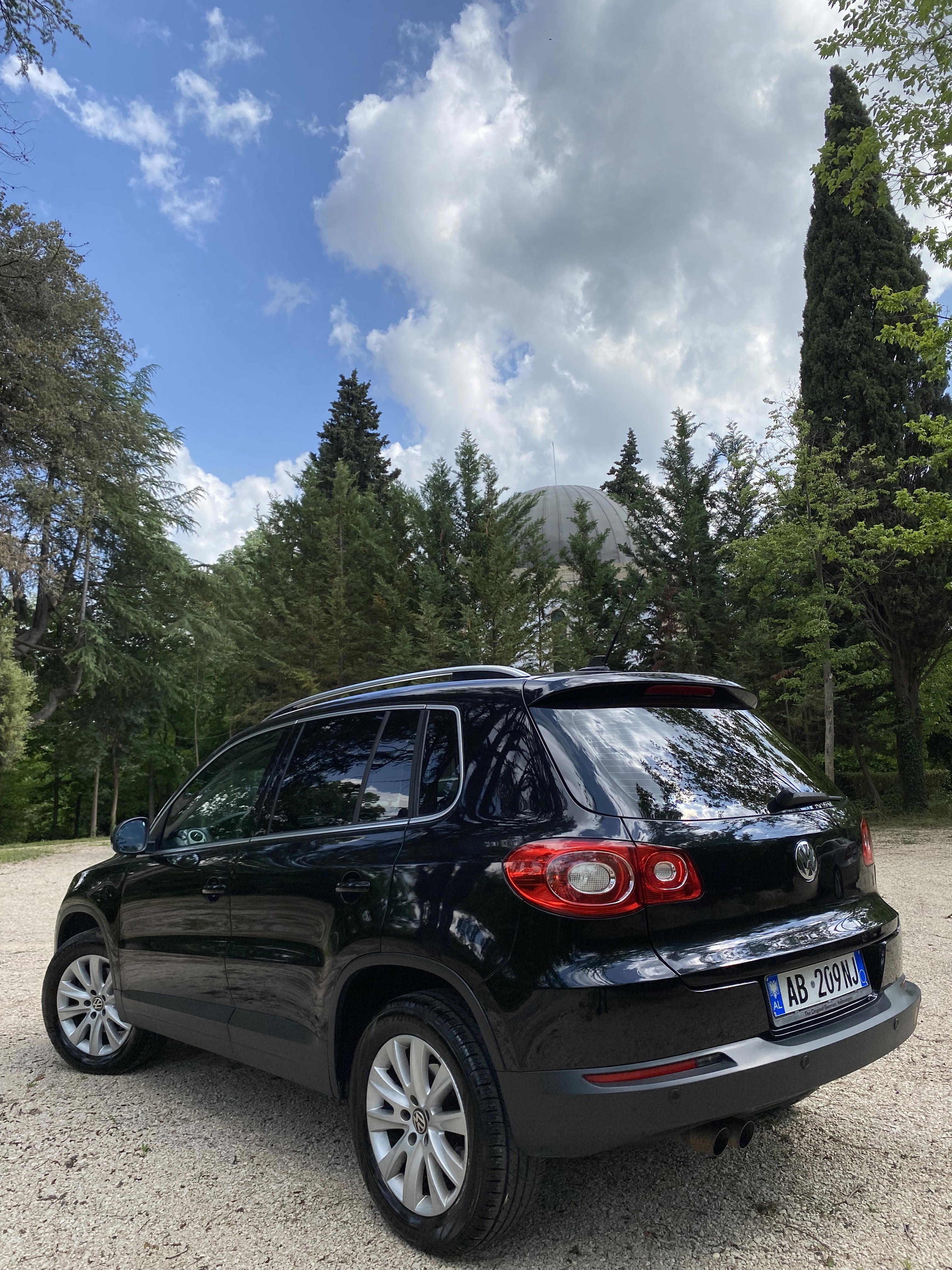 Volkswagen Tiguan - side view