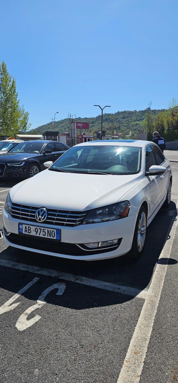 Volkswagen Passat - main photo