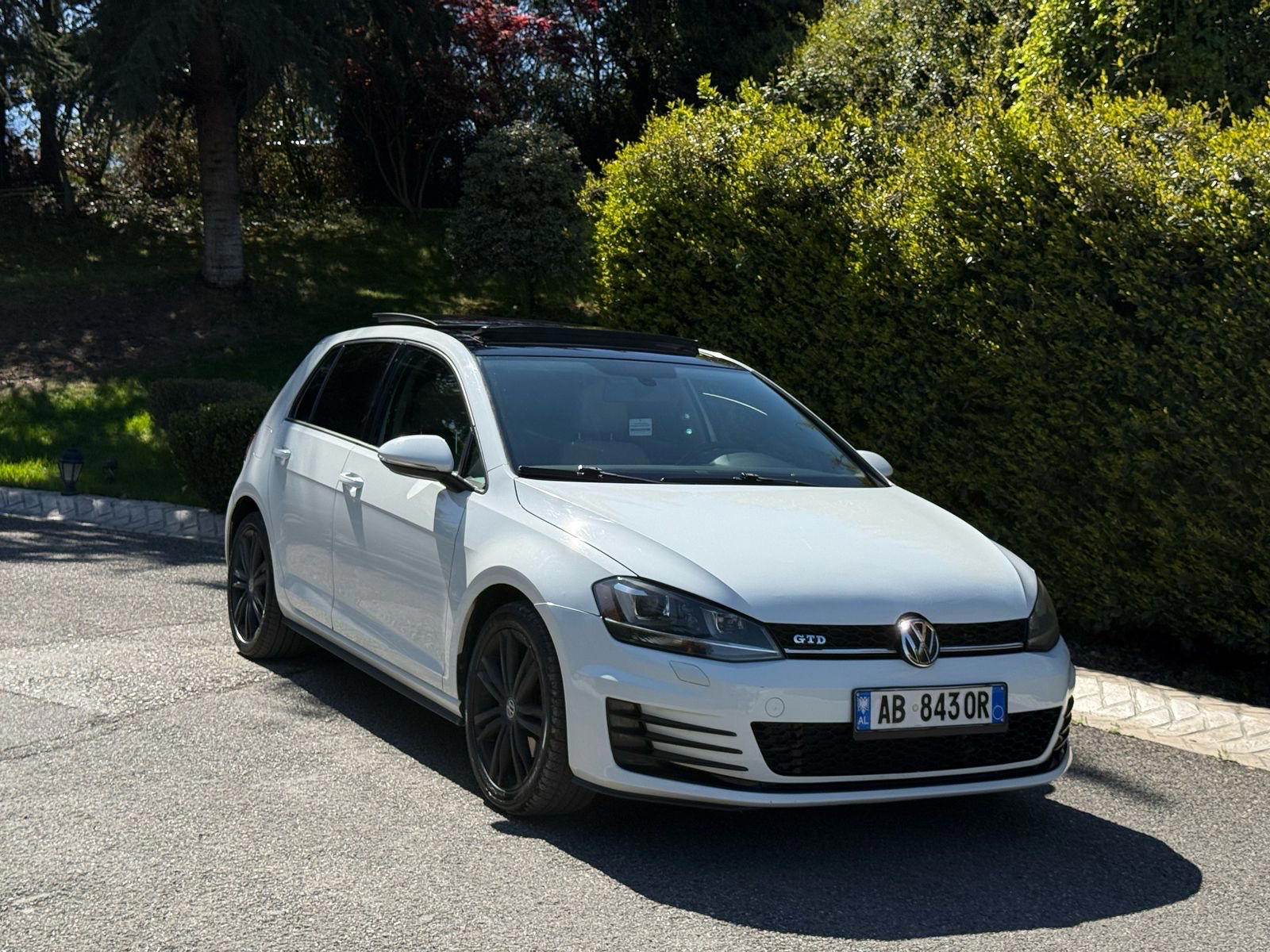 Volkswagen Golf - main photo