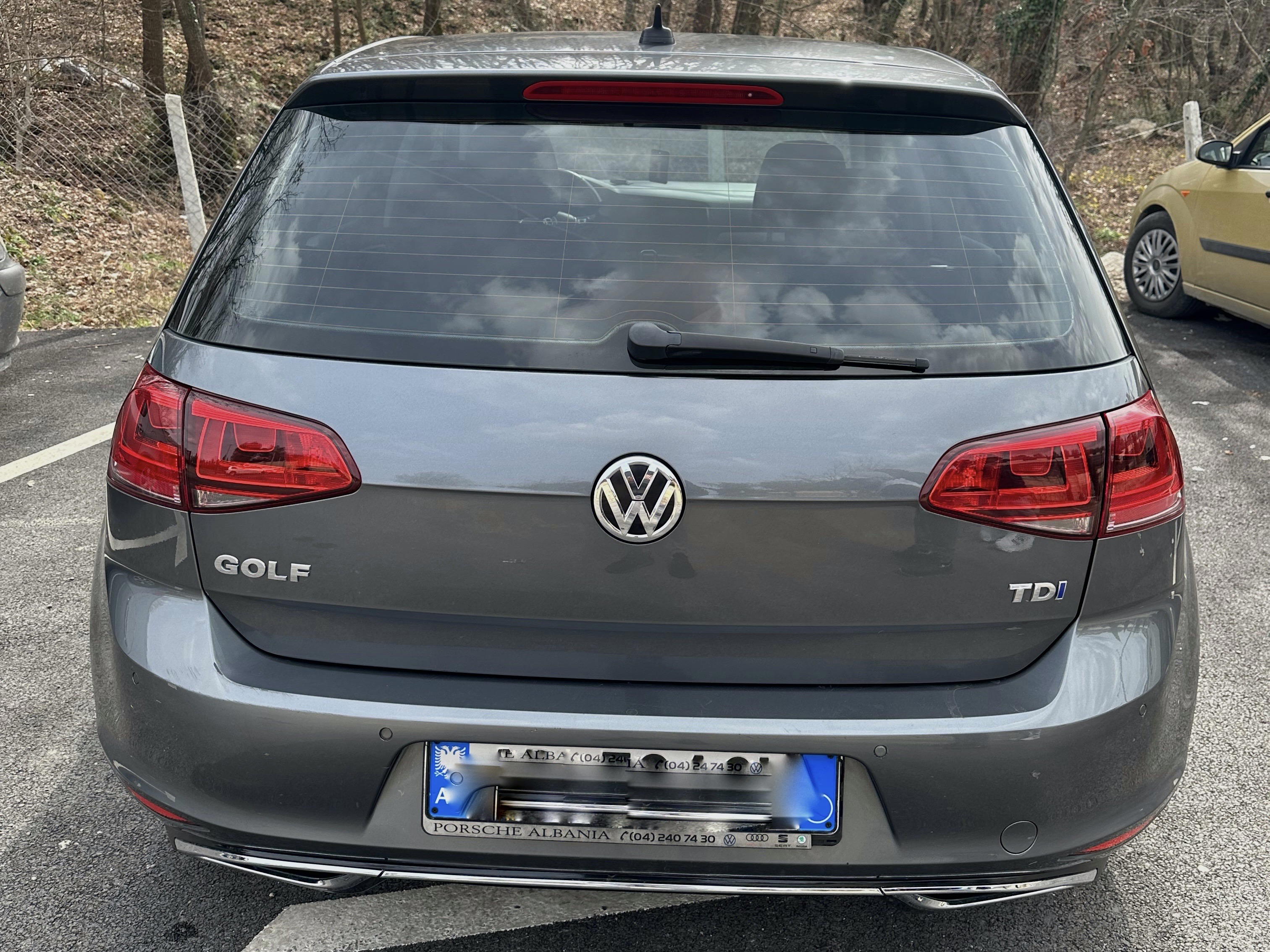 Volkswagen Golf - side view