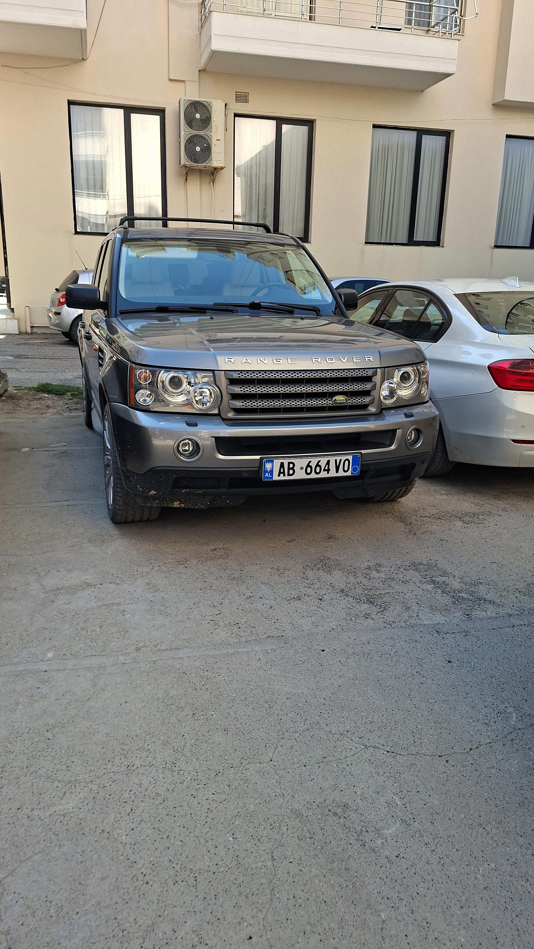 Land Rover Discovery - side view