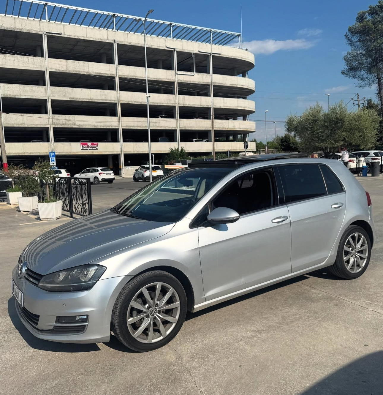 Volkswagen Golf - side view