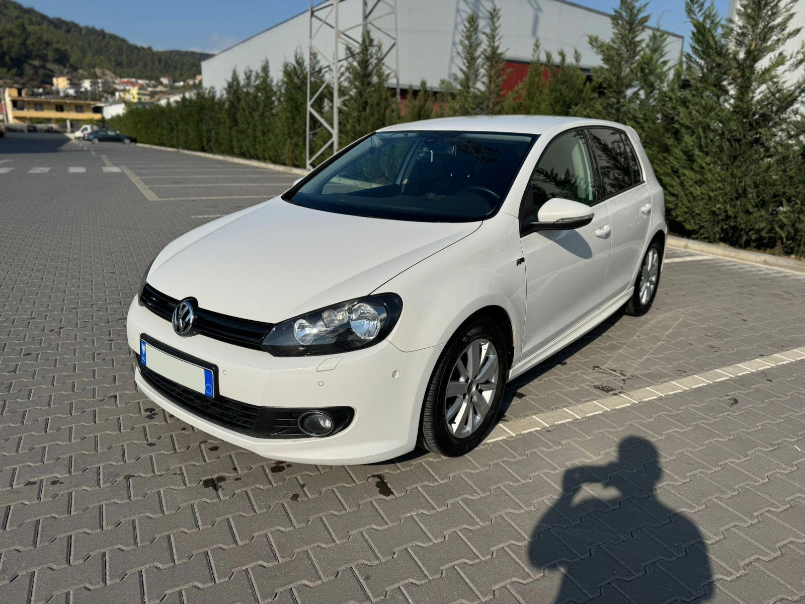 Volkswagen Golf - side view