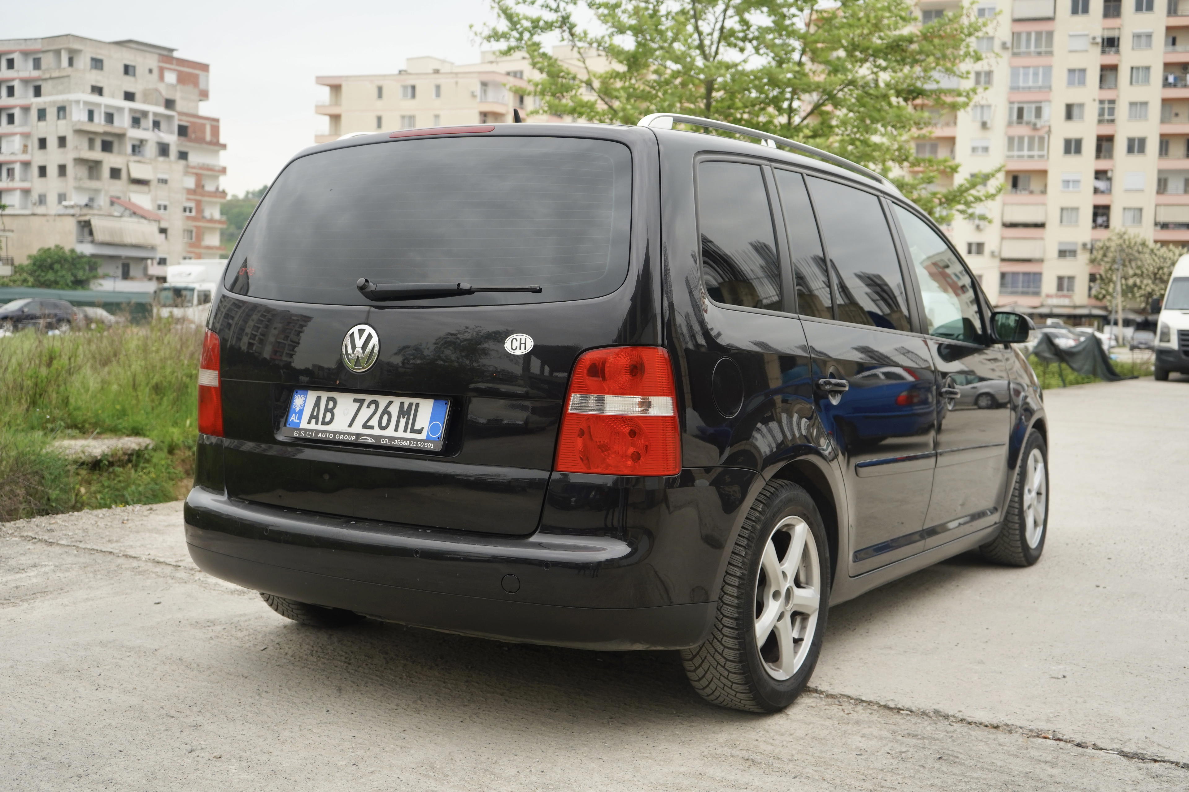 Volkswagen Touran - side view