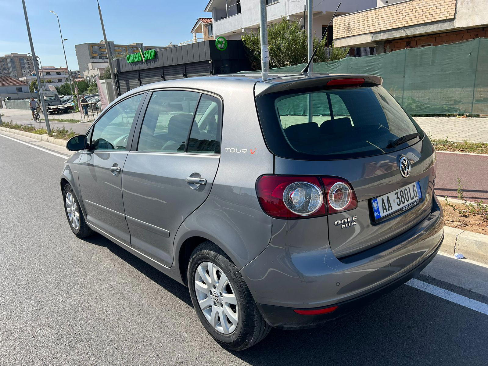 Volkswagen Golf Plus - side view