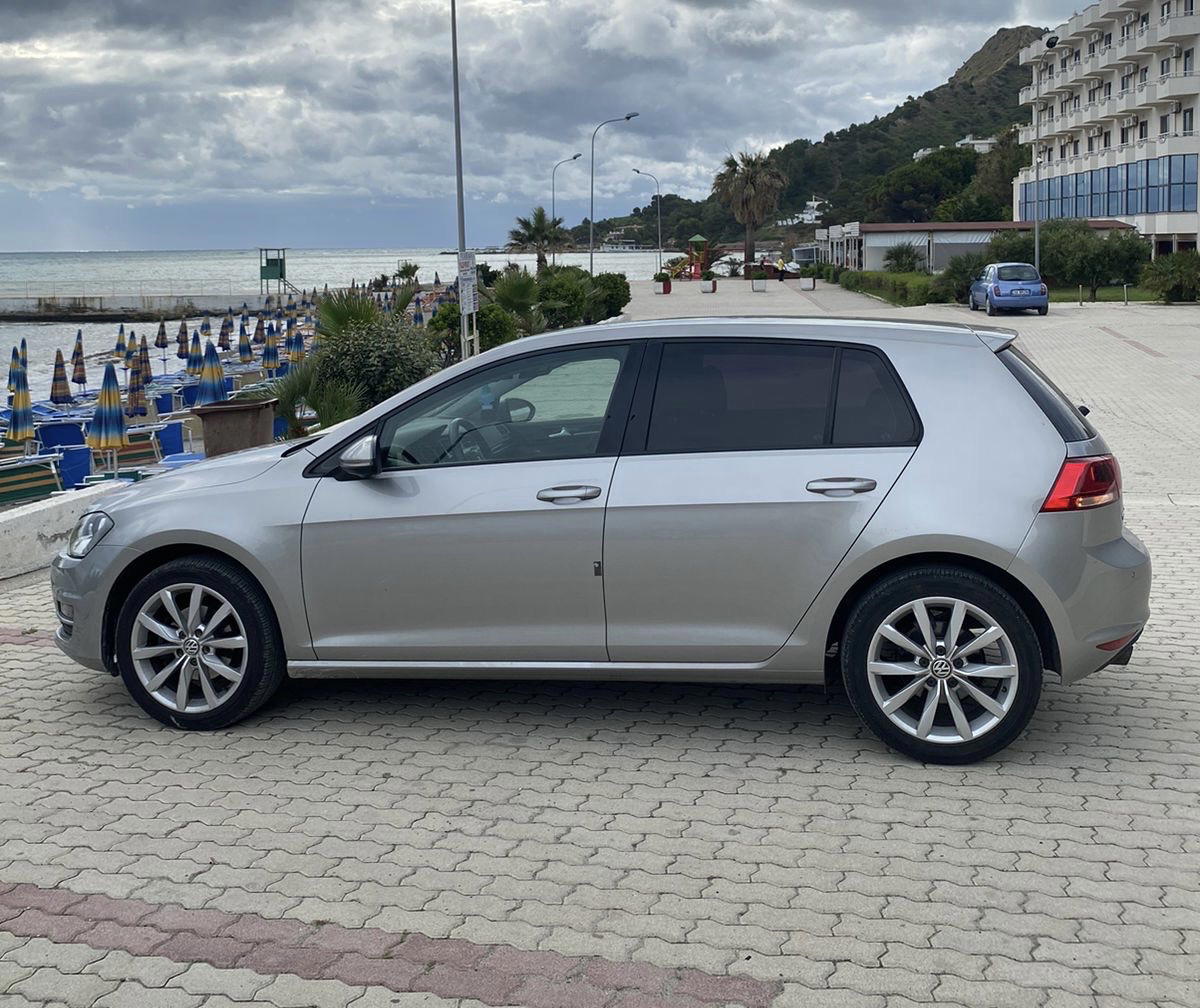 Volkswagen Golf - side view
