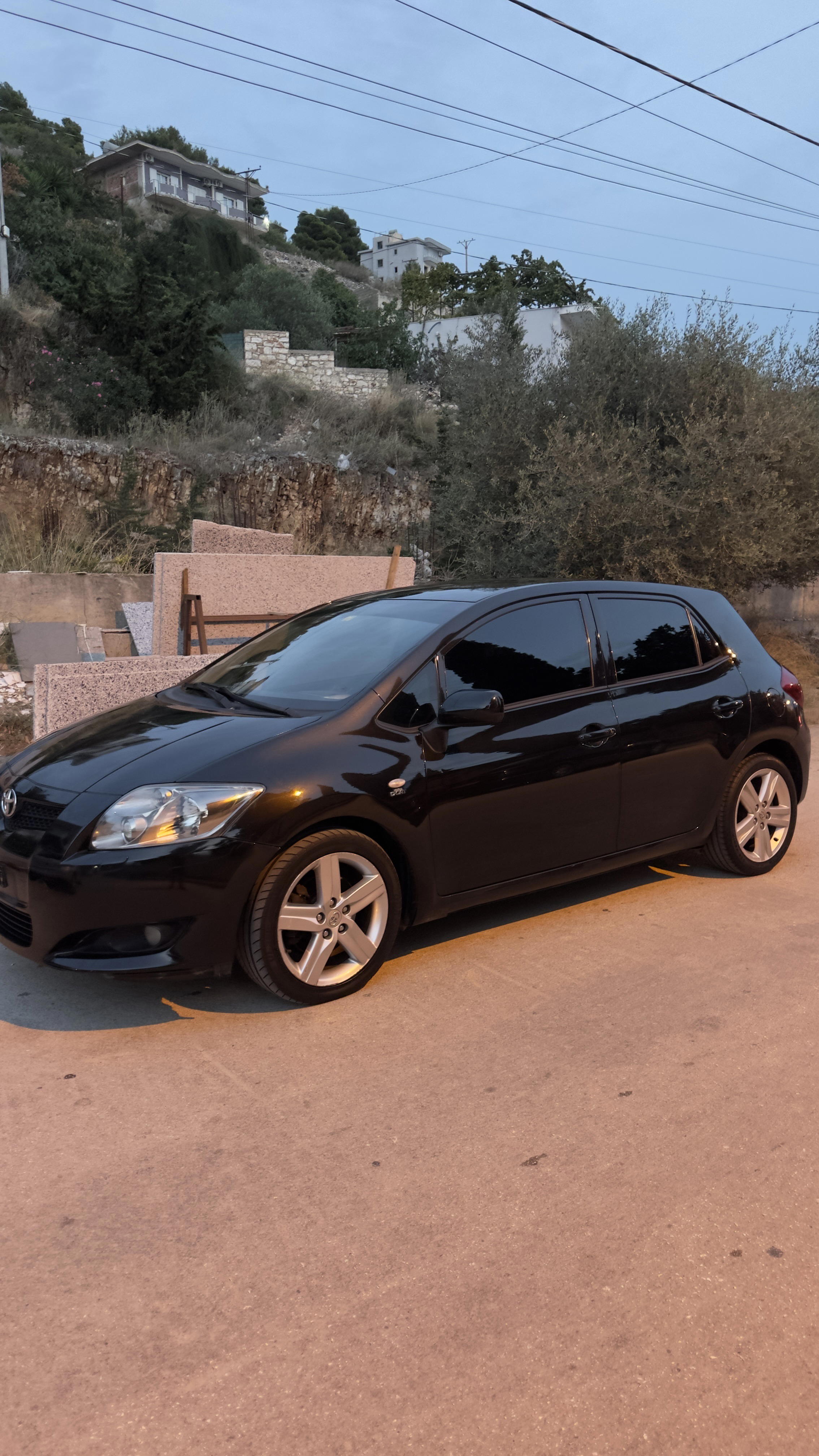 Toyota Auris - side view