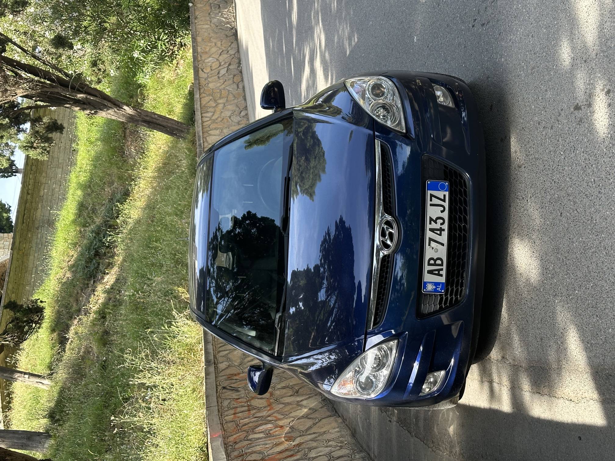 Hyundai Accent - side view