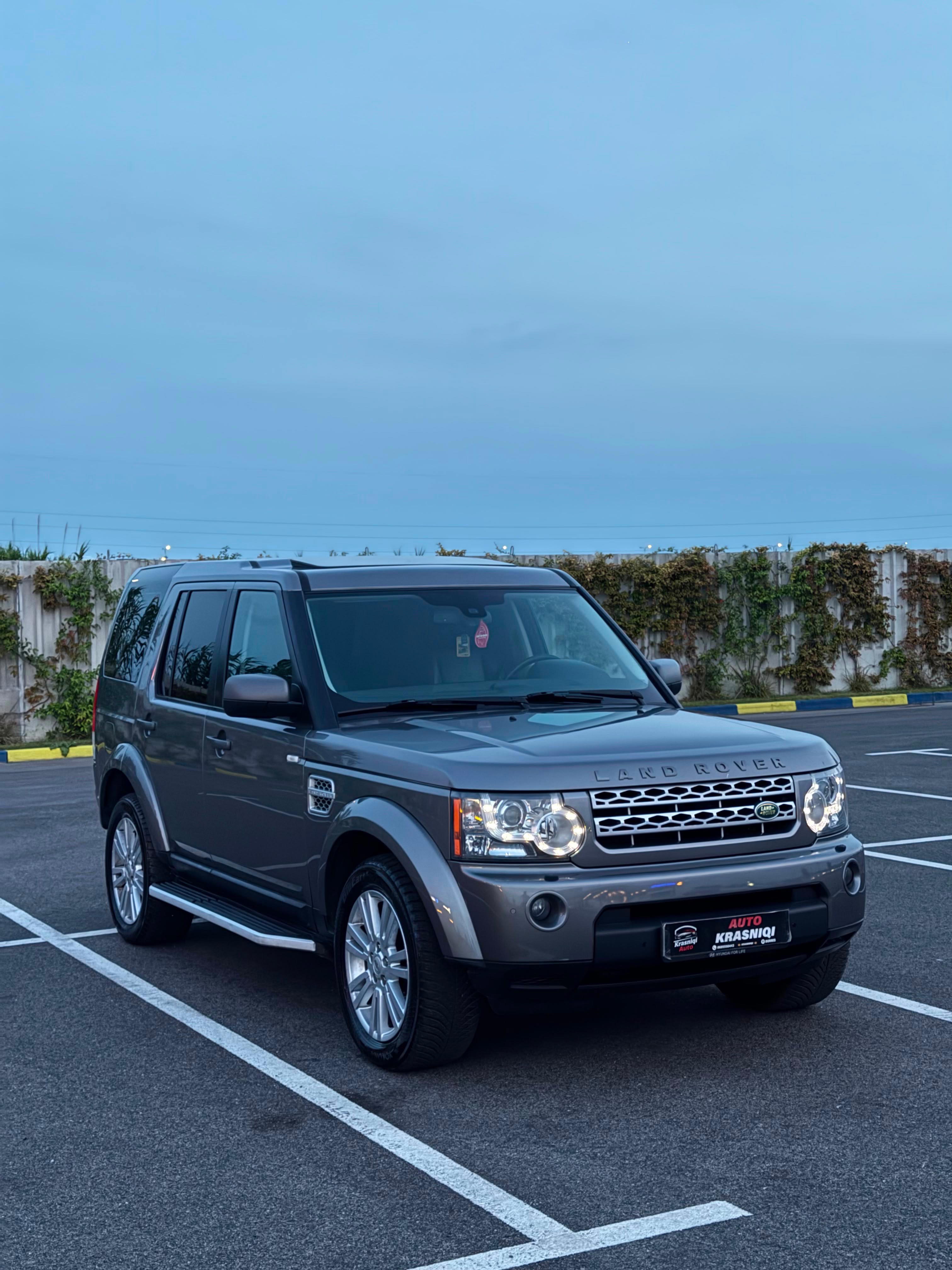 Land Rover Discovery - side view