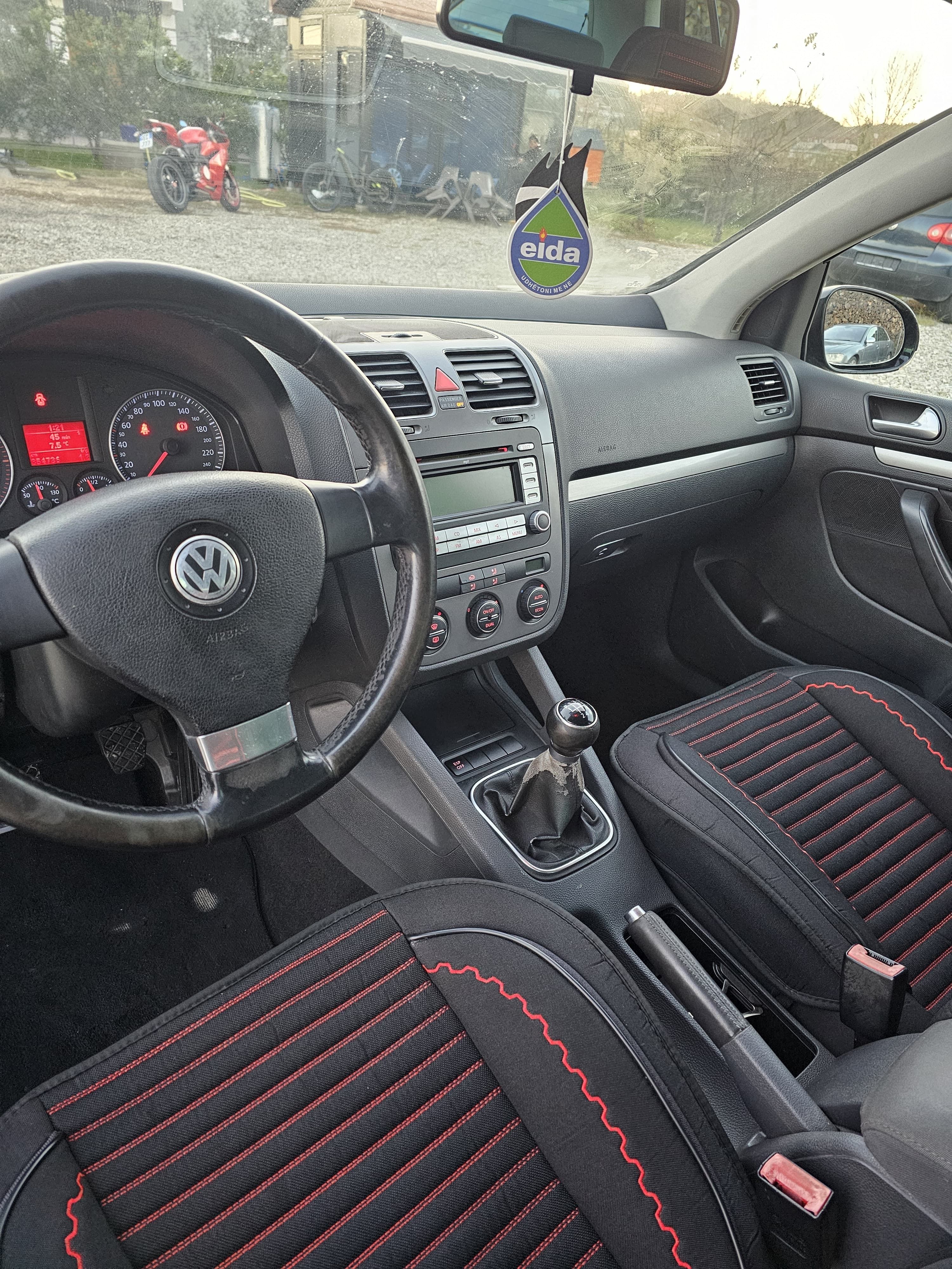 Volkswagen Golf - side view