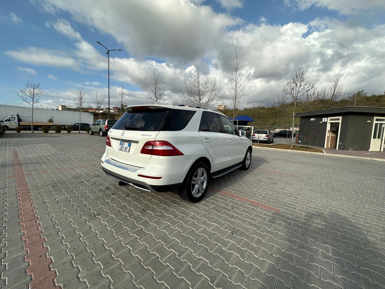 Mercedes-Benz GLE - side view