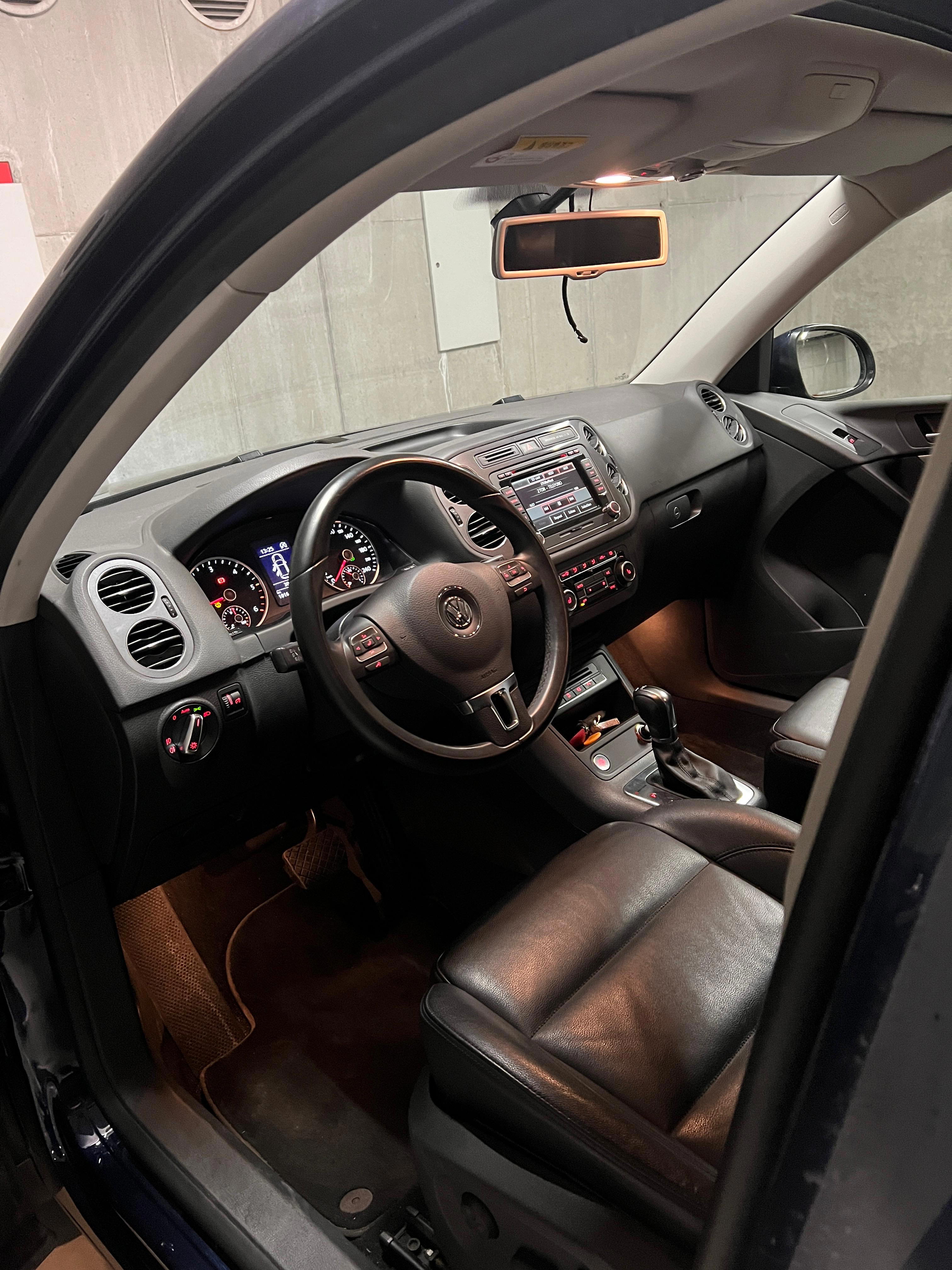 Volkswagen Tiguan - side view