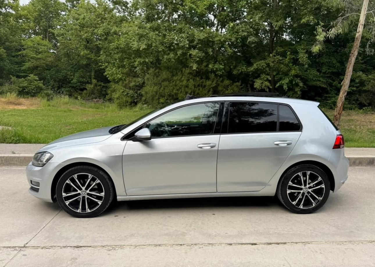 Volkswagen Golf - side view
