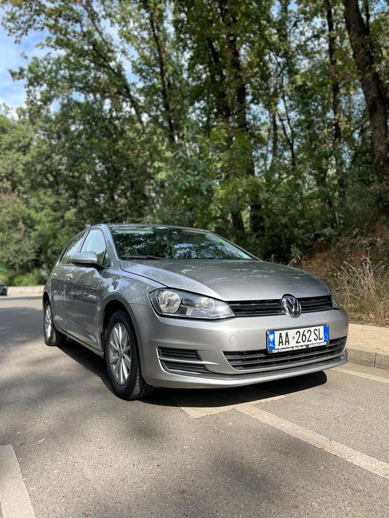 Volkswagen Golf - side view
