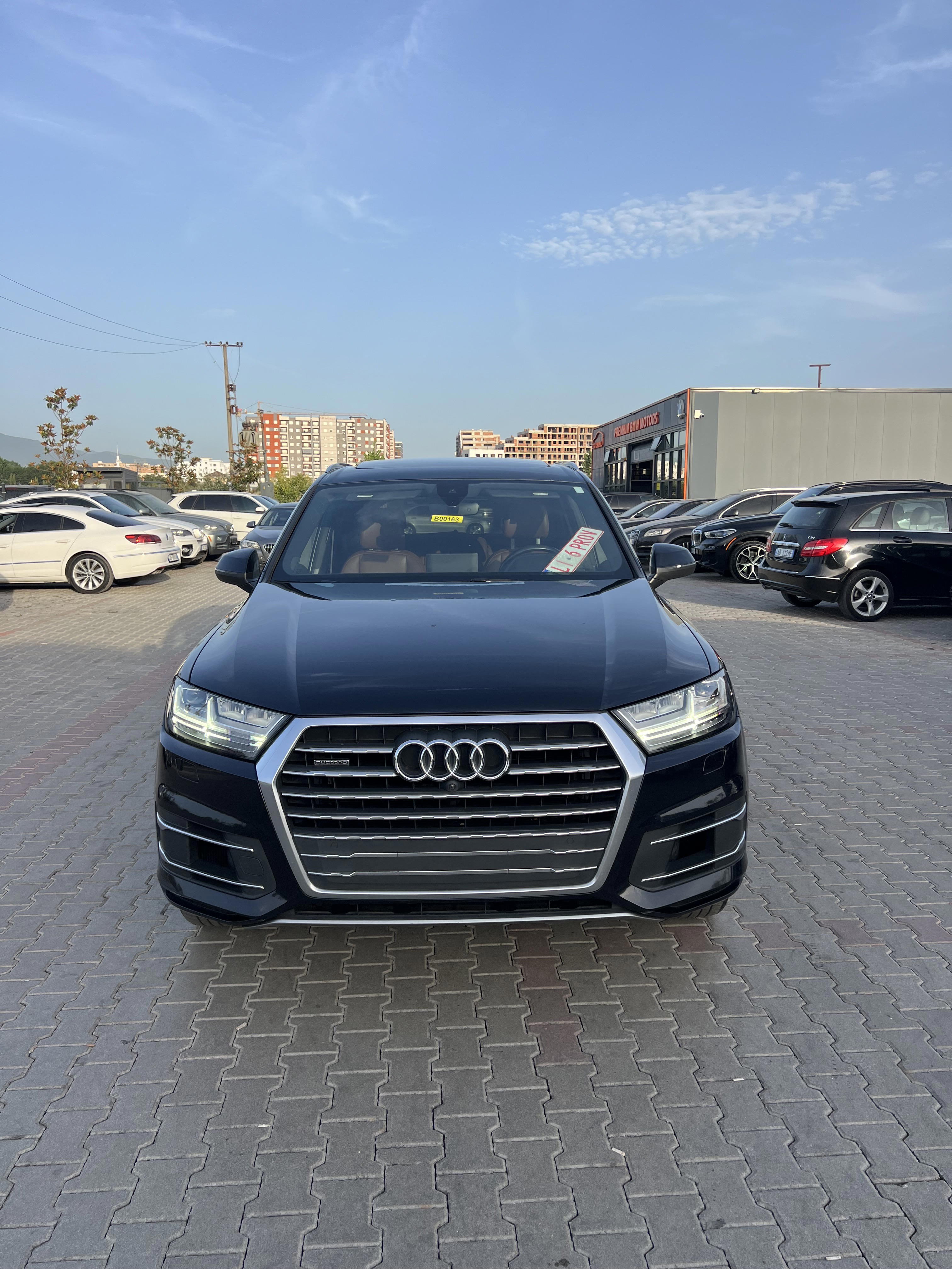 Audi Q7 - side view
