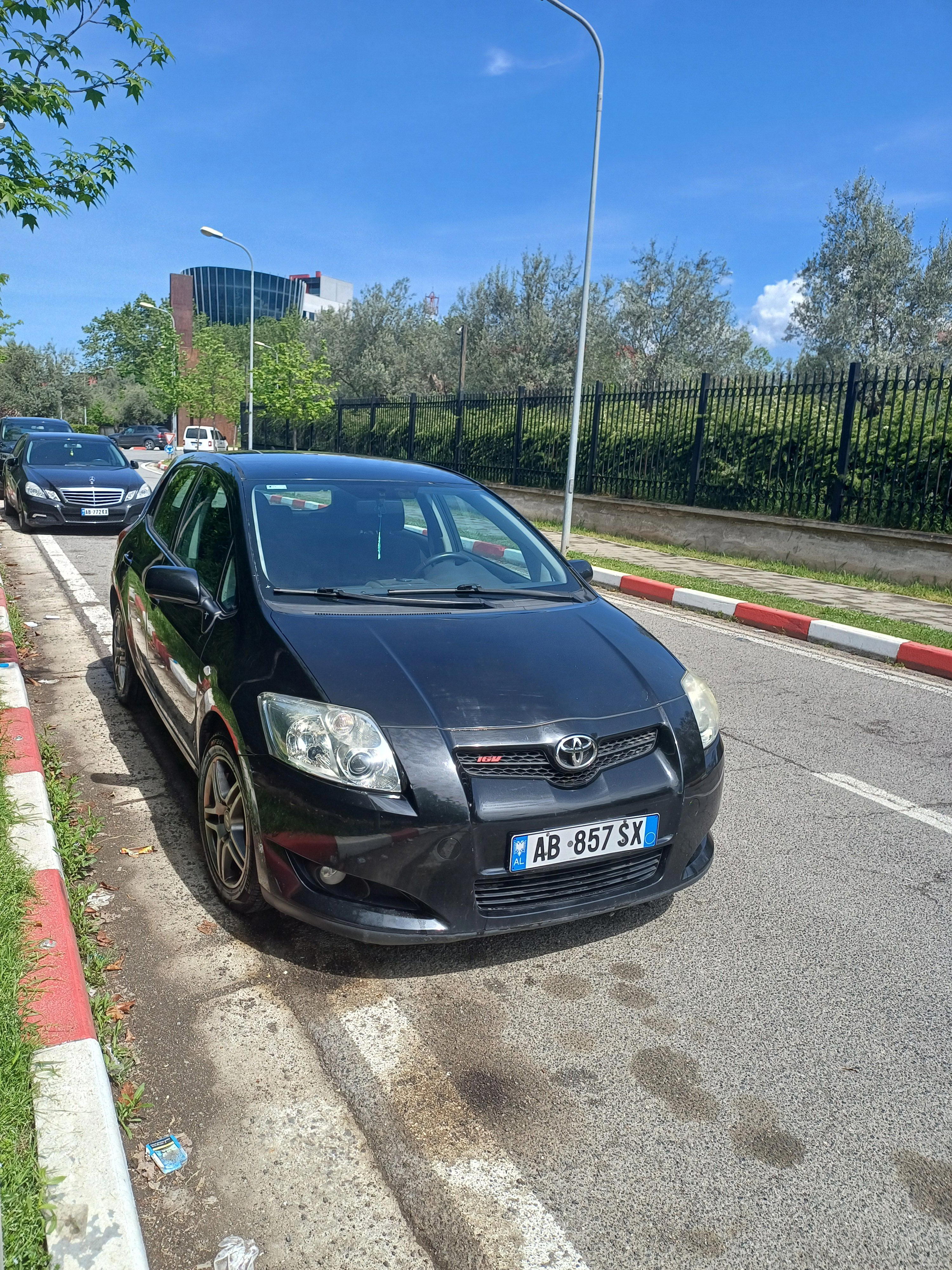 Toyota Auris - side view