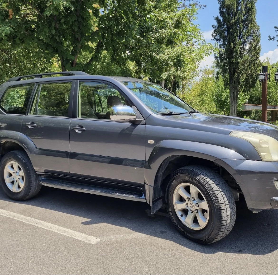 Toyota Land Cruiser - side view