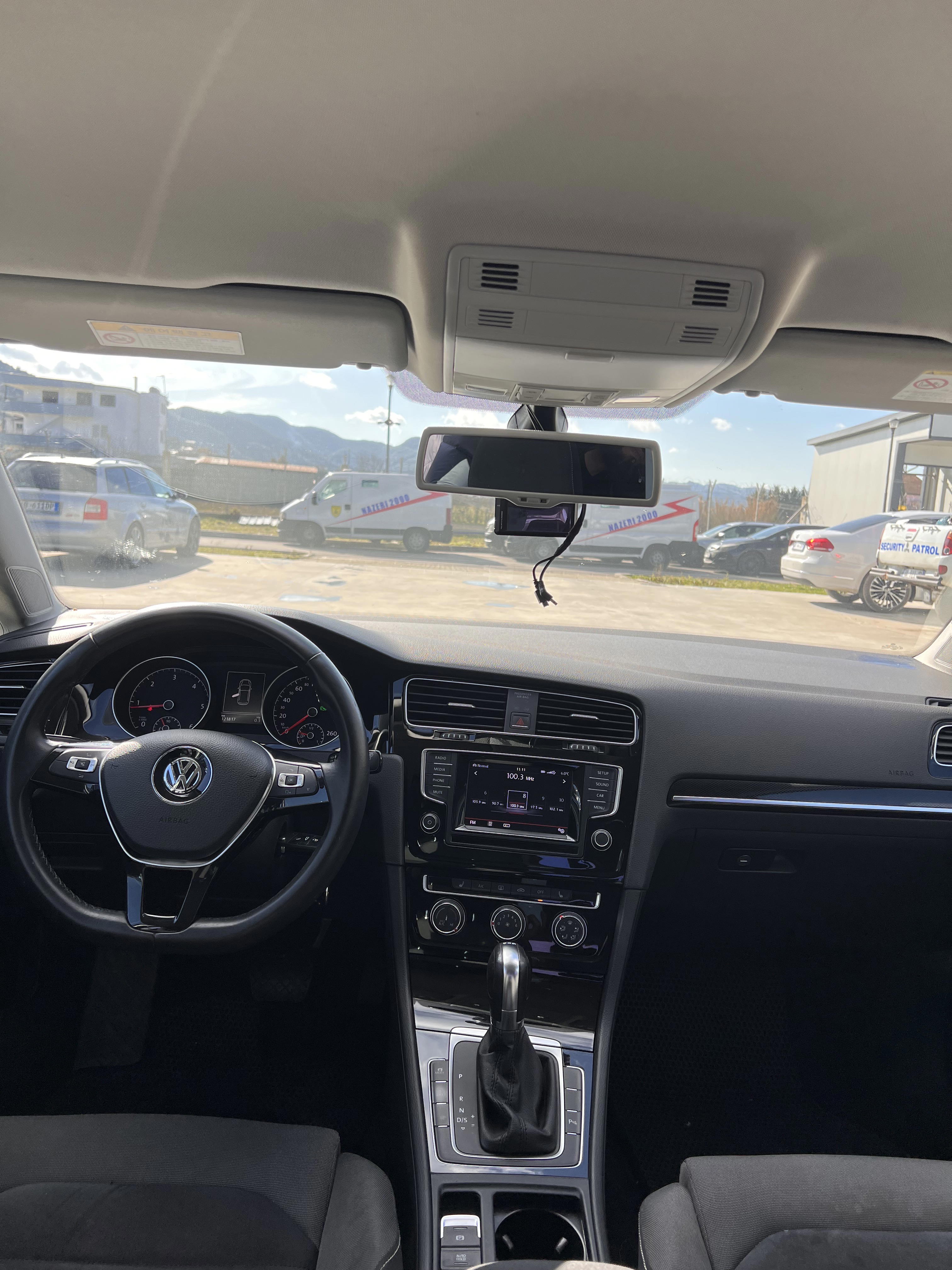 Volkswagen Golf - side view