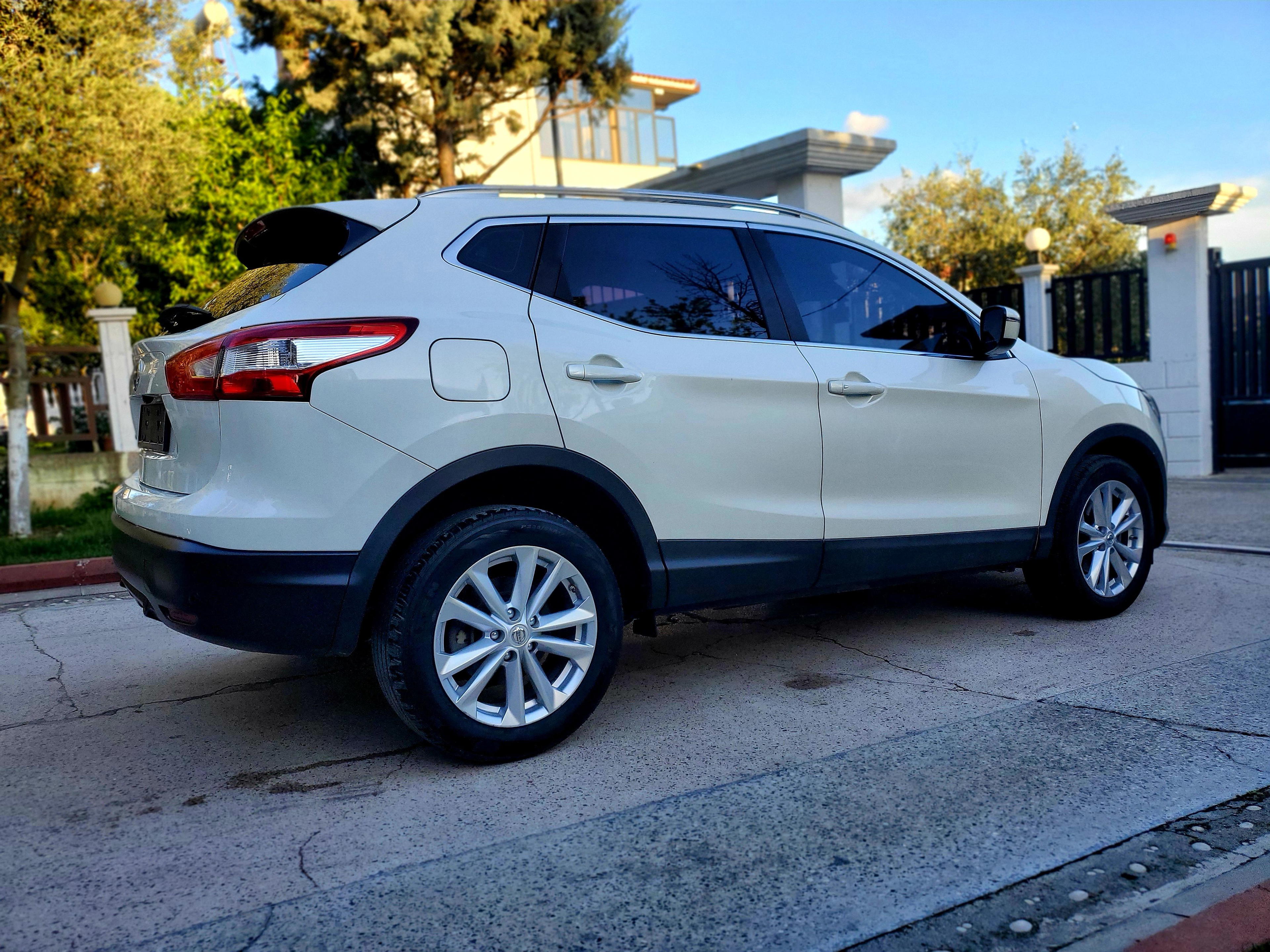 Nissan Qashqai - side view