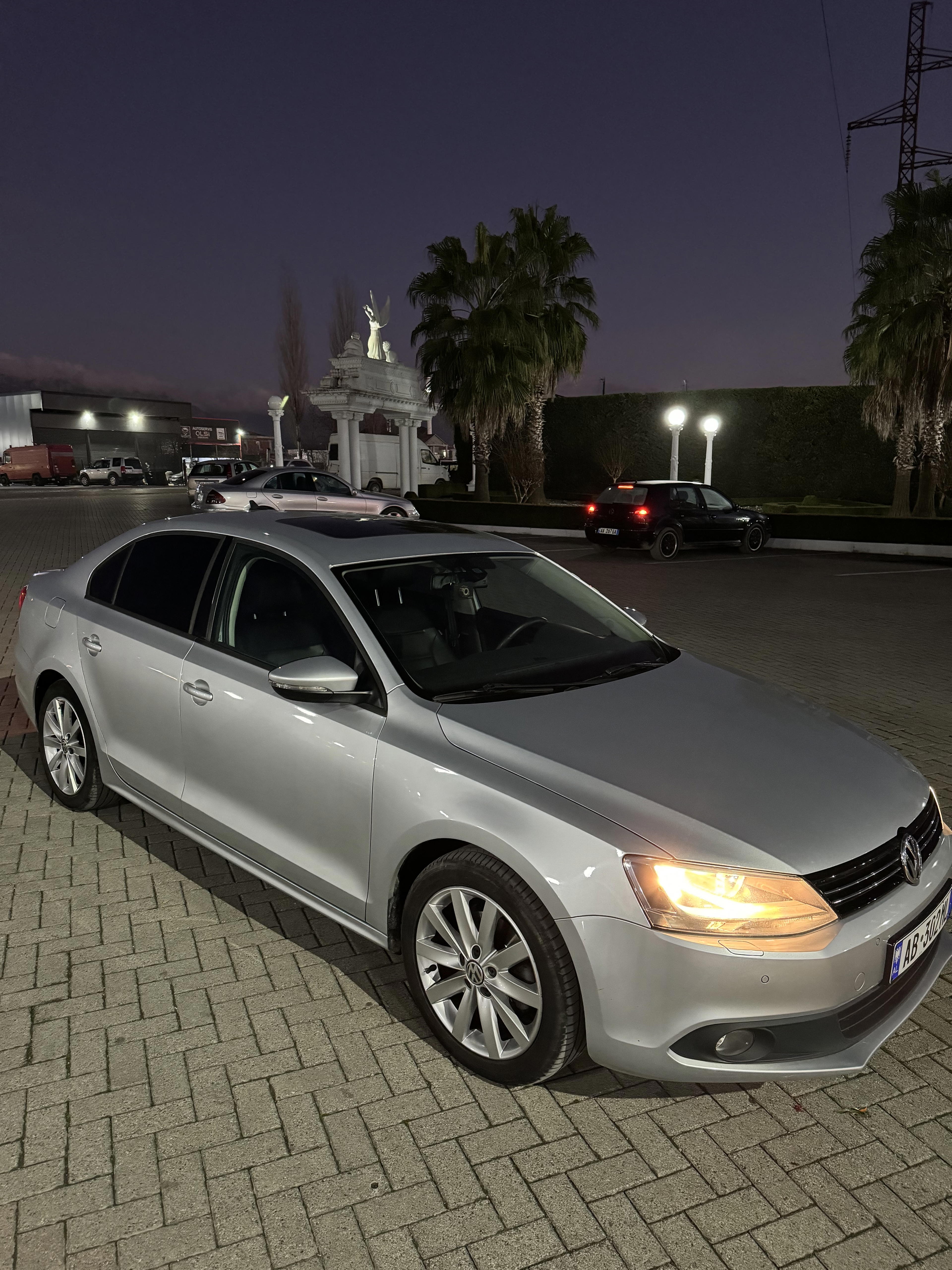 Volkswagen Jetta - side view