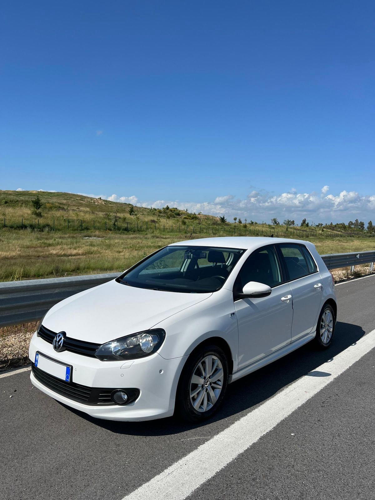 Volkswagen Golf - side view