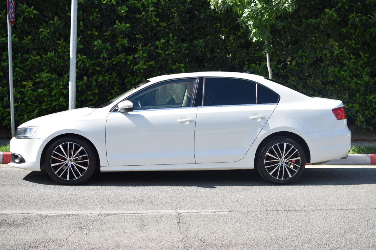 Volkswagen Jetta - side view