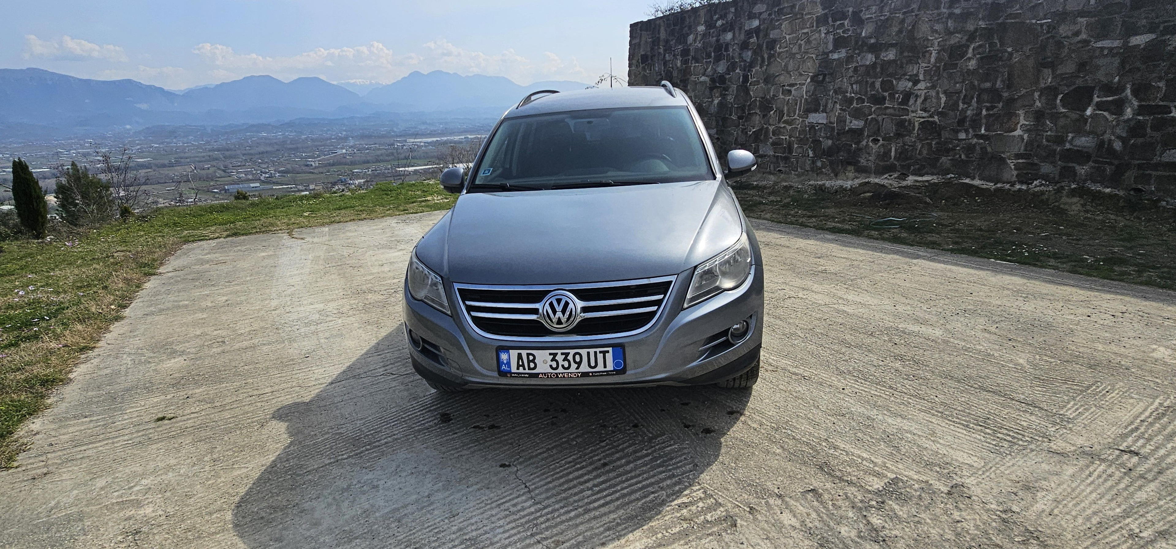 Volkswagen Tiguan - main photo