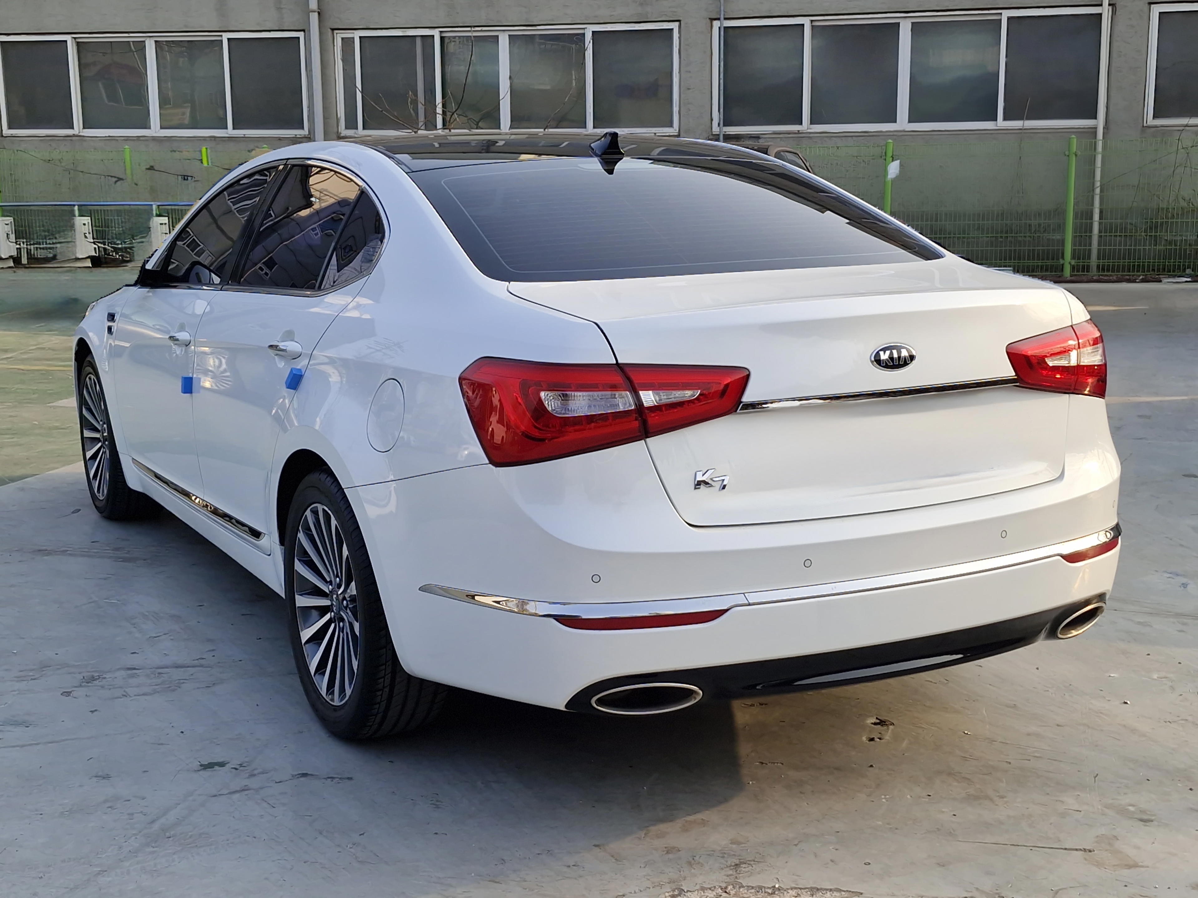 Kia K900 - side view