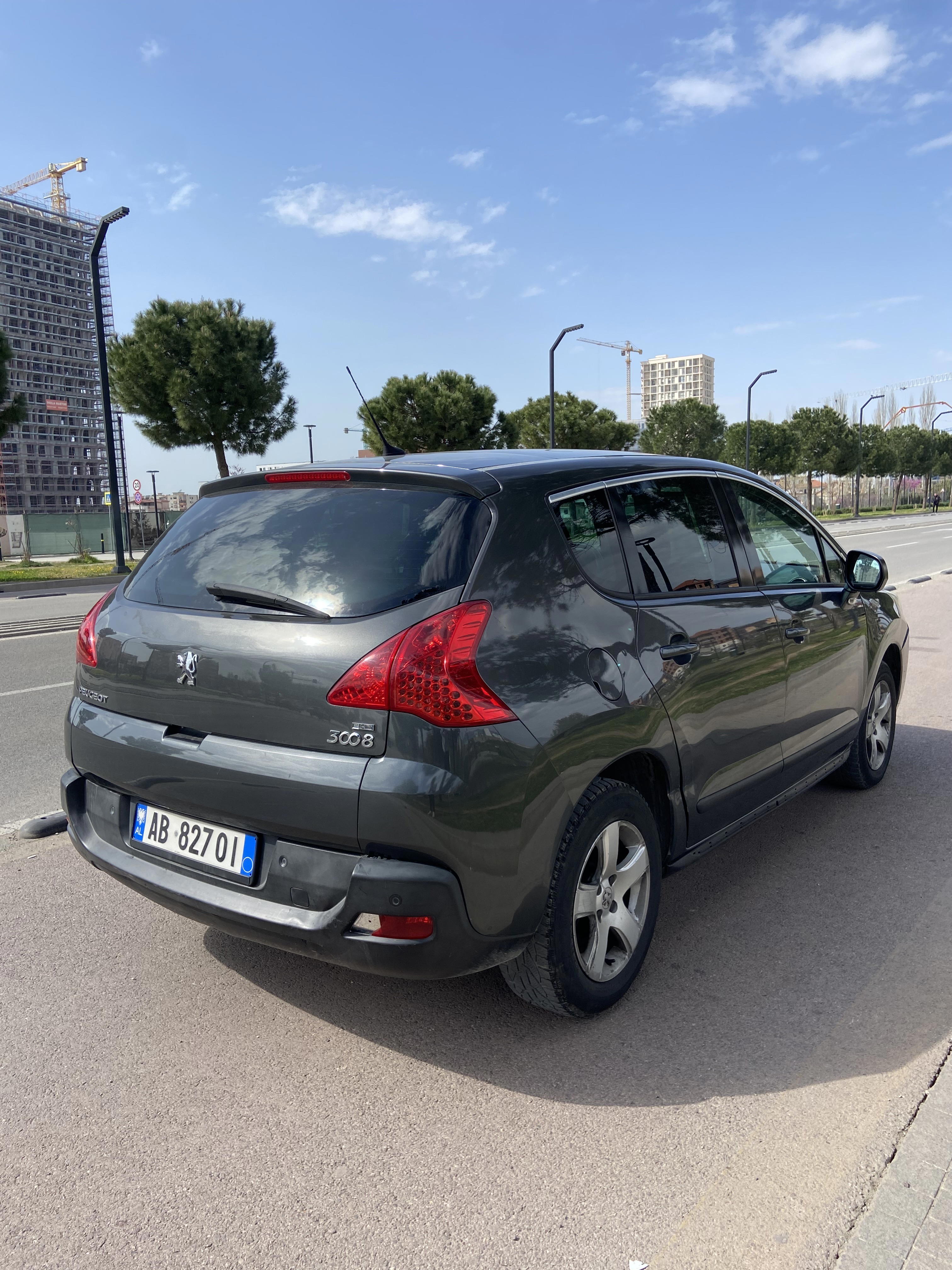 Peugeot 3008 - side view