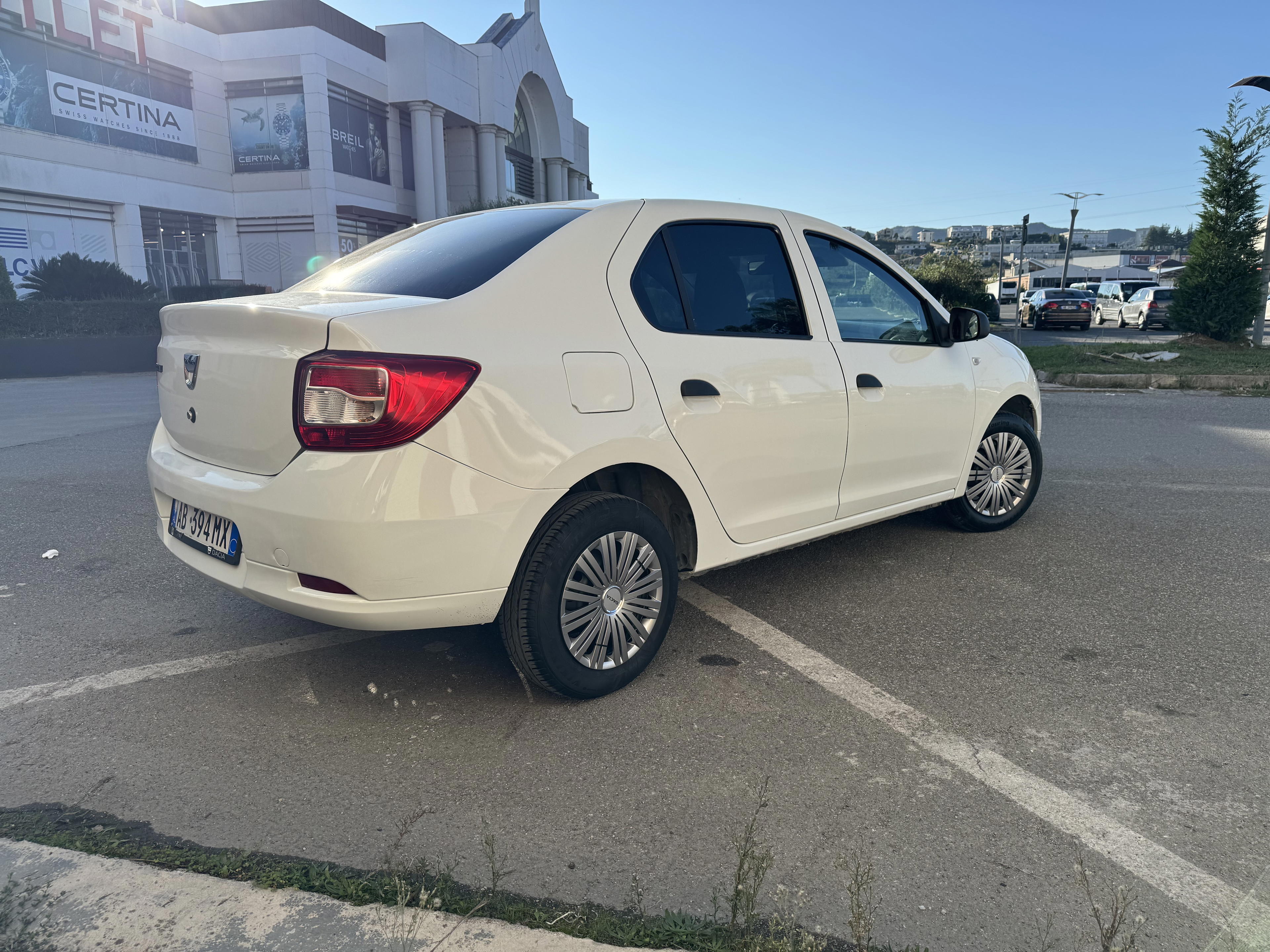Dacia Logan - side view