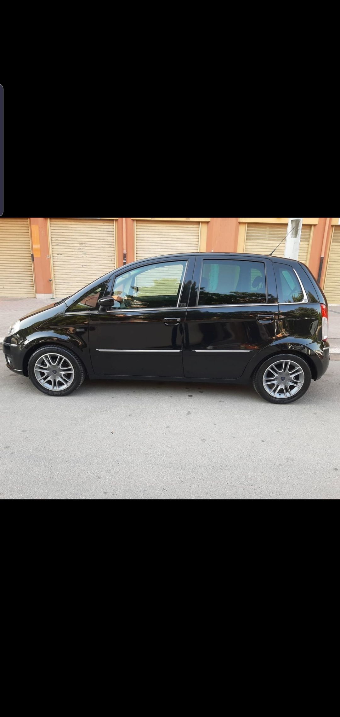 Lancia Ypsilon - side view