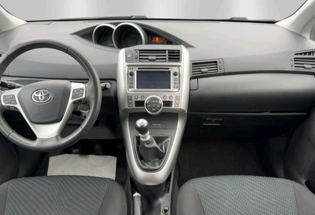 Toyota Corolla - side view