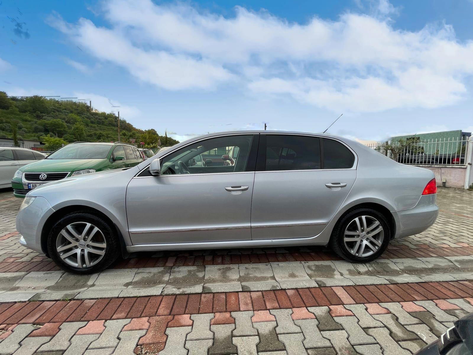 Skoda Superb - side view