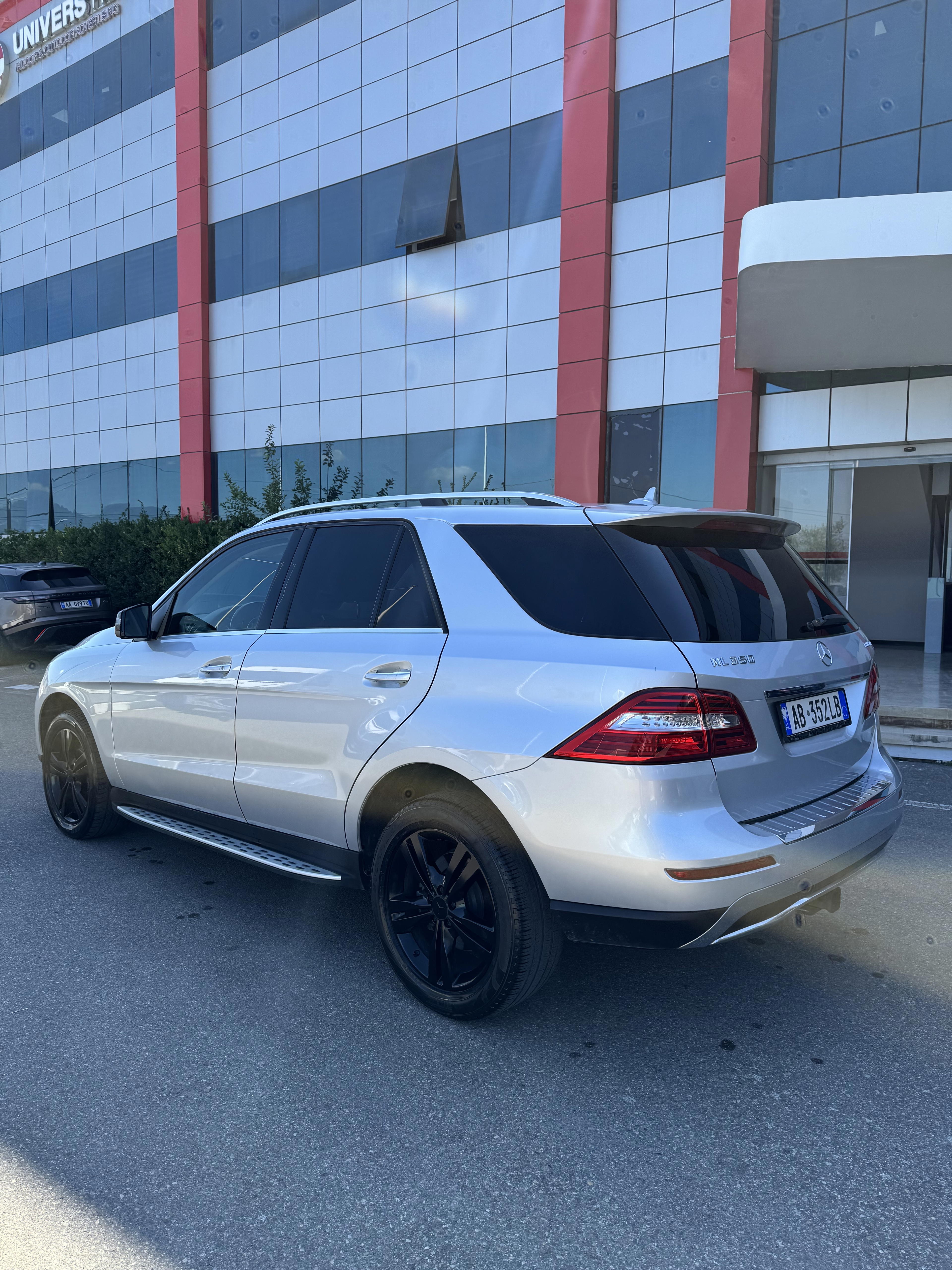 Mercedes-Benz ML Class - side view