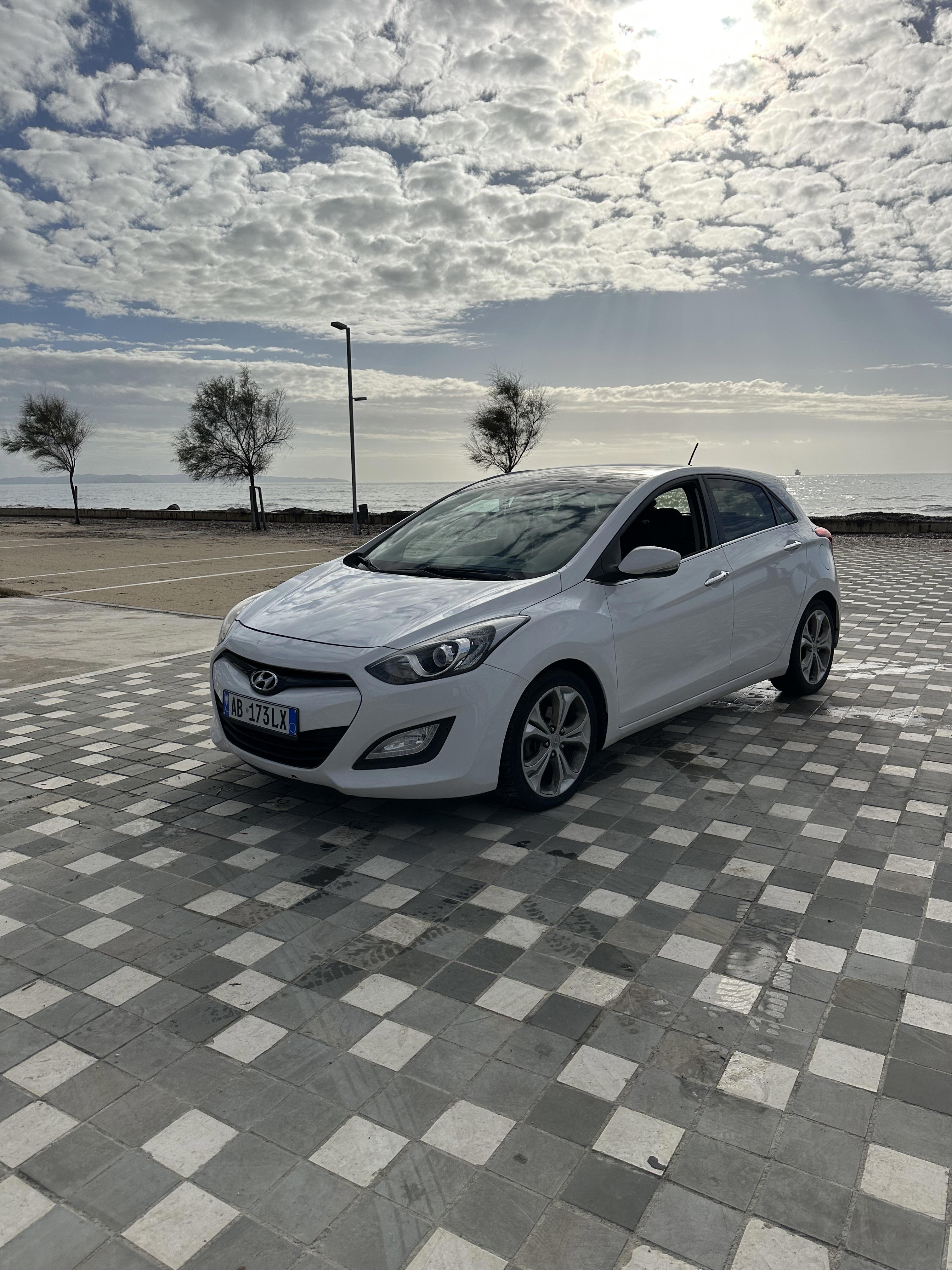 Hyundai Elantra - main photo