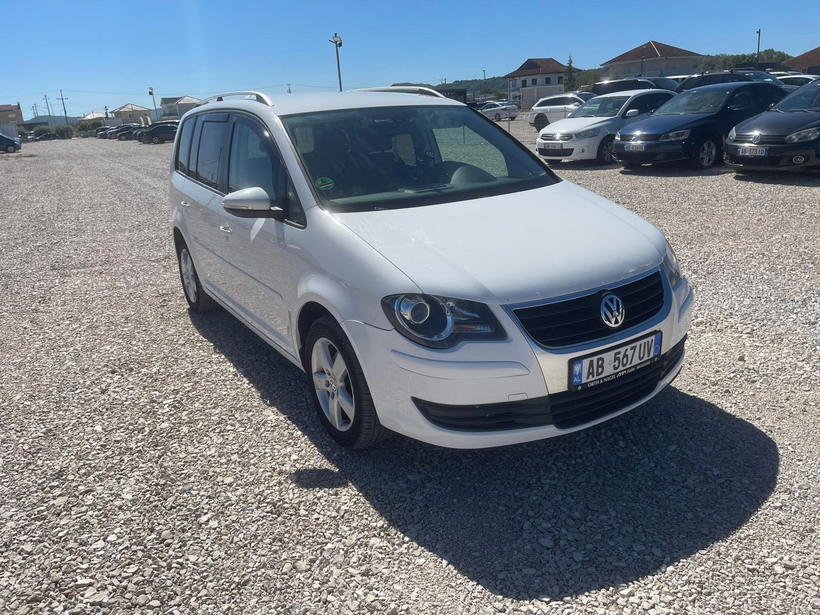 Volkswagen Touran - side view