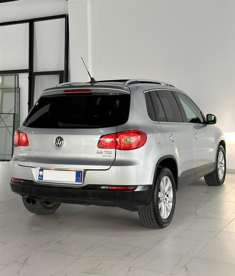Volkswagen Tiguan - side view