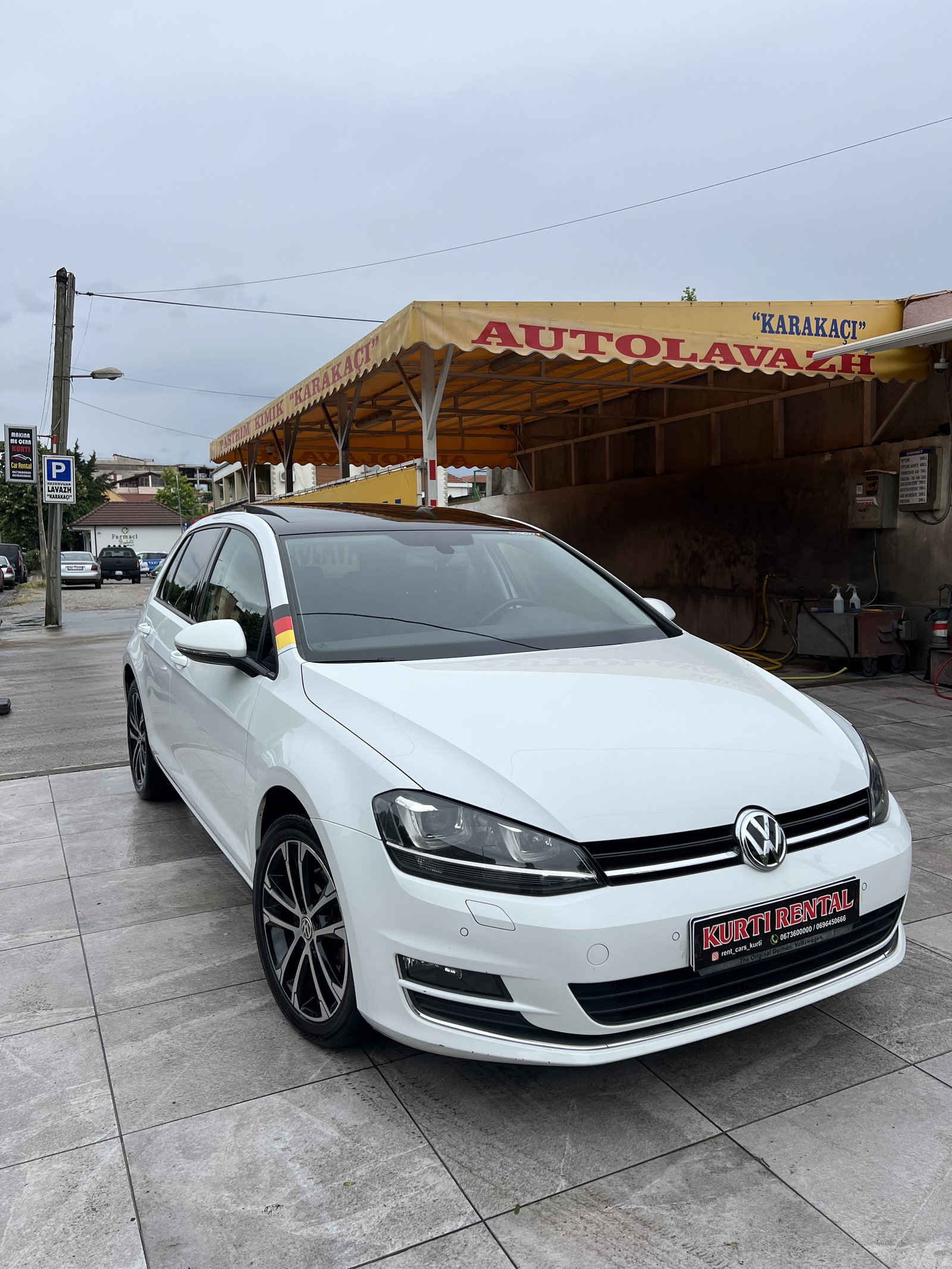 Volkswagen Golf - side view