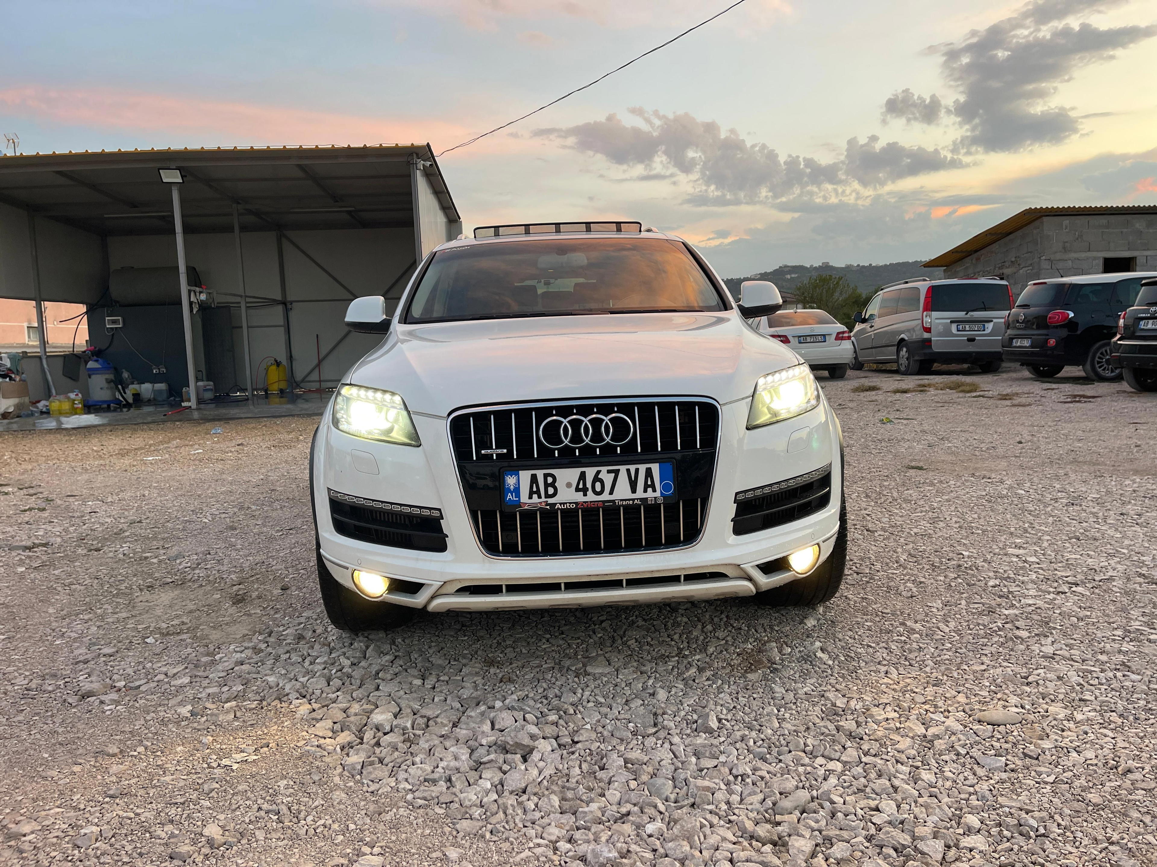 Audi Q7 - side view