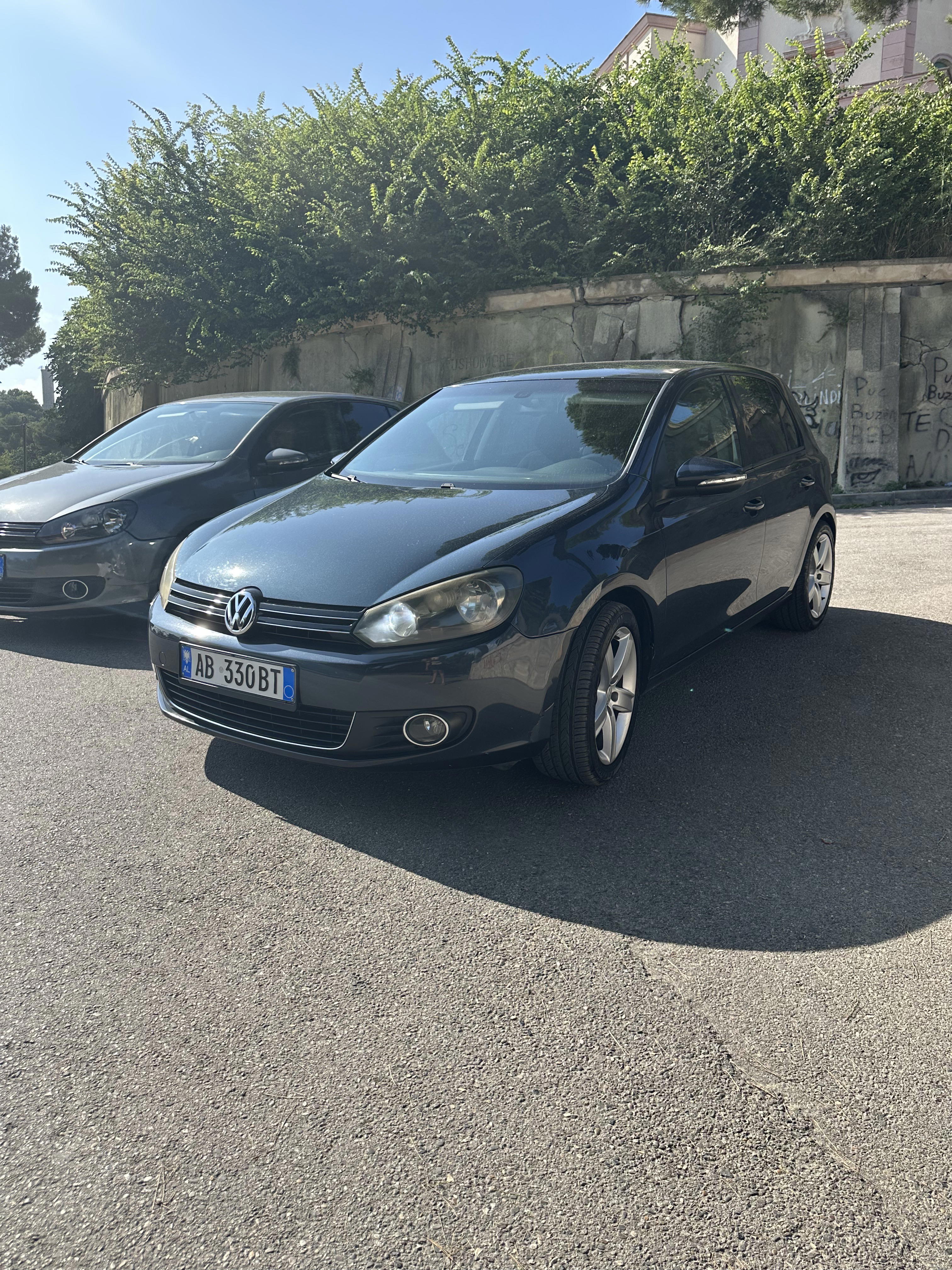 Volkswagen Golf - side view