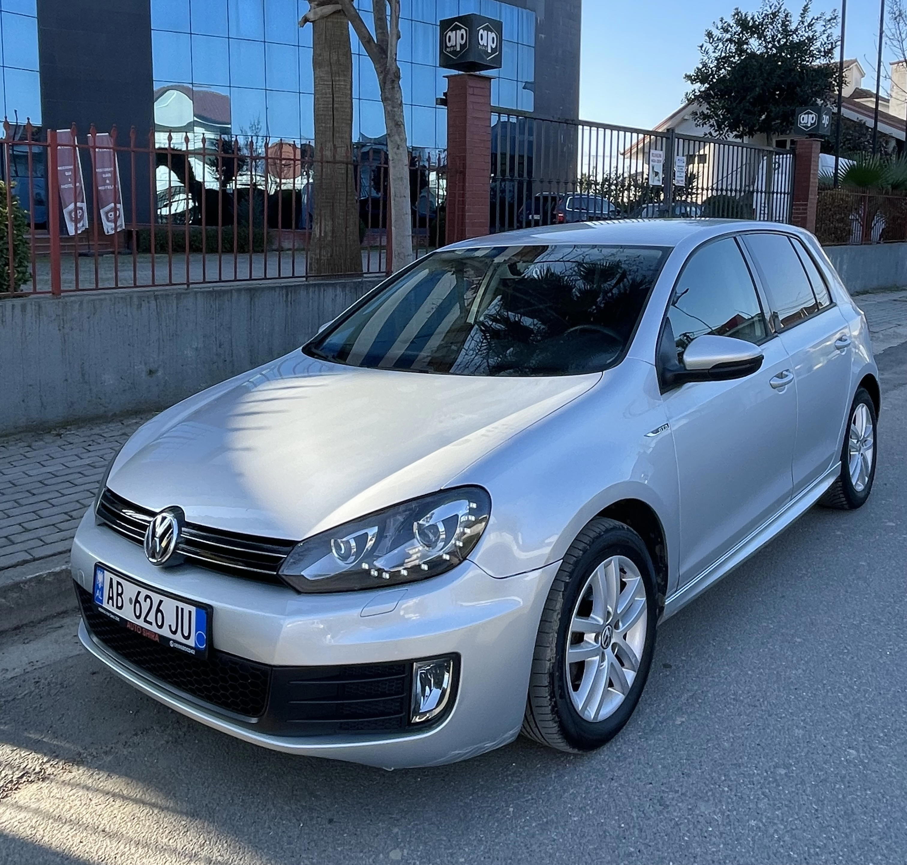 Volkswagen Golf - side view